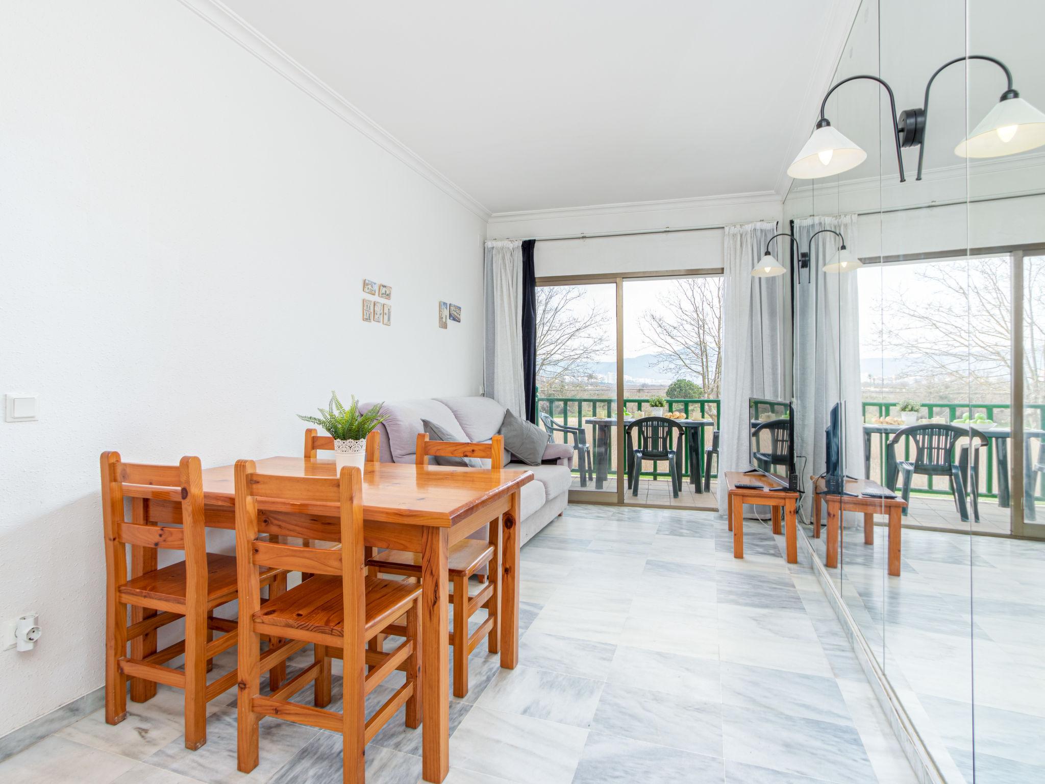 Foto 3 - Apartamento de 1 habitación en Castelló d'Empúries con vistas al mar