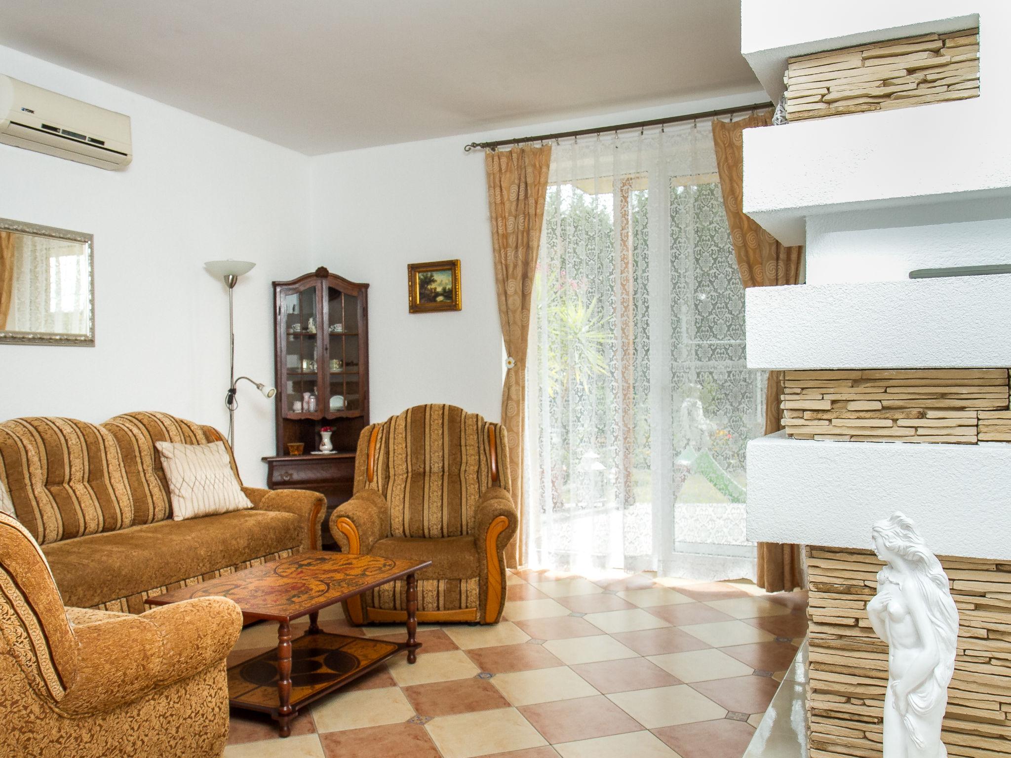 Foto 6 - Casa con 4 camere da letto a Balatonboglár con giardino e vista sulle montagne