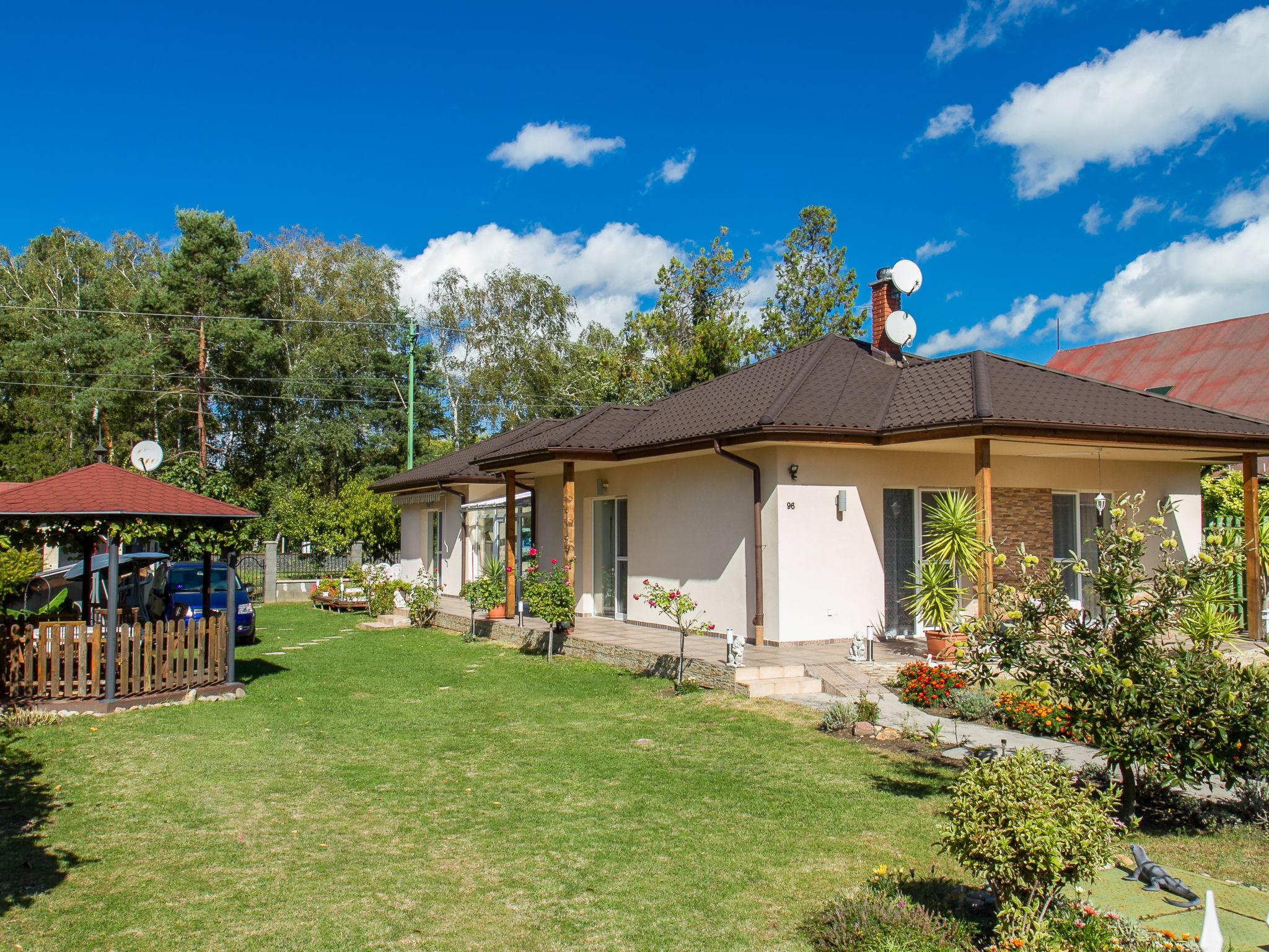 Photo 9 - 2 bedroom Apartment in Balatonboglár with garden and mountain view