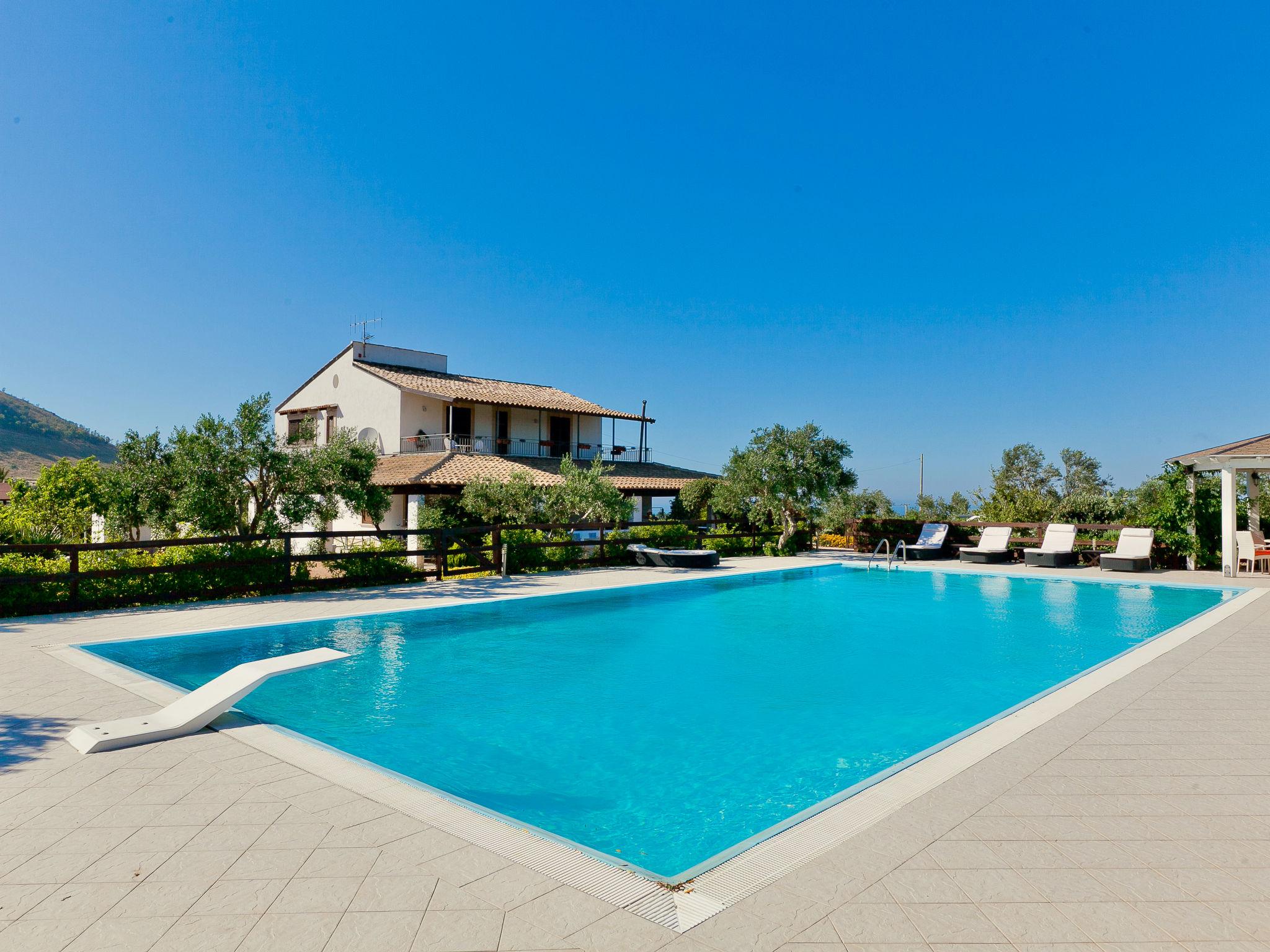 Foto 1 - Casa de 4 habitaciones en Castellammare del Golfo con piscina privada y vistas al mar