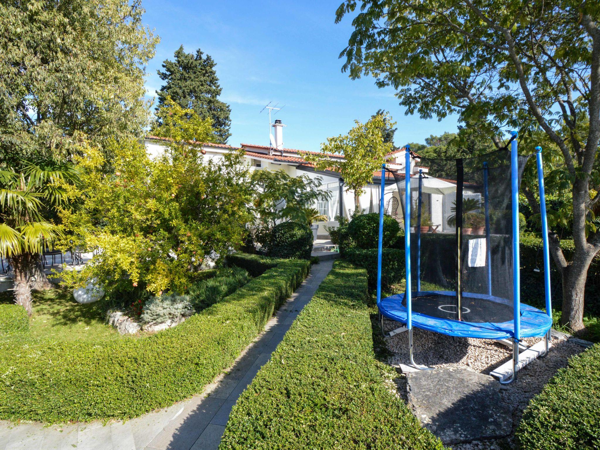 Foto 42 - Casa con 2 camere da letto a Sebenico con piscina privata e giardino