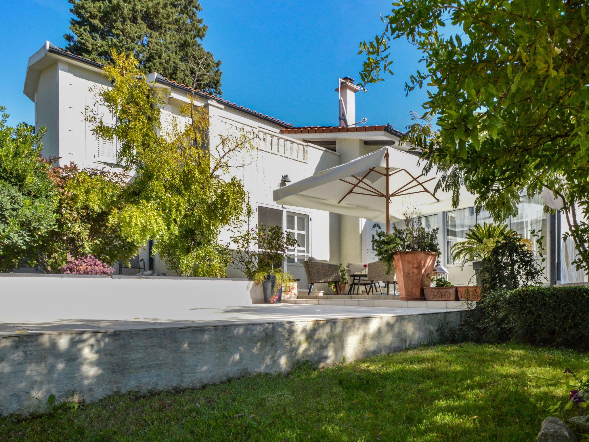 Foto 2 - Casa de 2 quartos em Sibenik com piscina privada e jardim