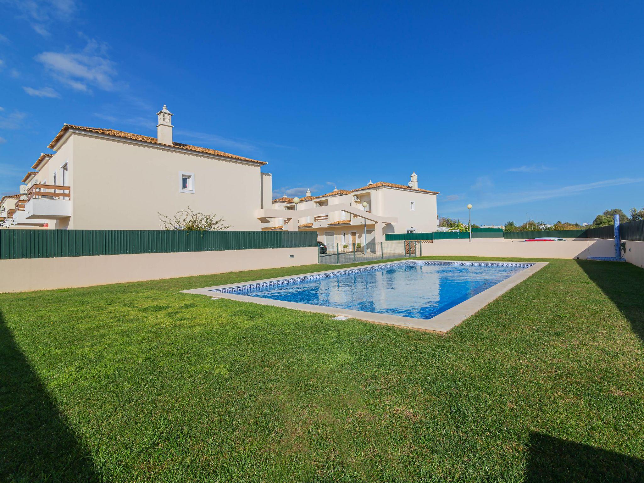 Foto 1 - Casa de 2 habitaciones en Albufeira con piscina y jardín