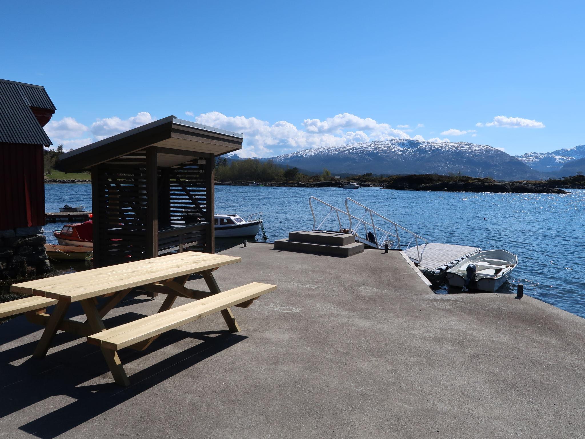 Foto 6 - Casa con 3 camere da letto a Kinn con terrazza e vasca idromassaggio