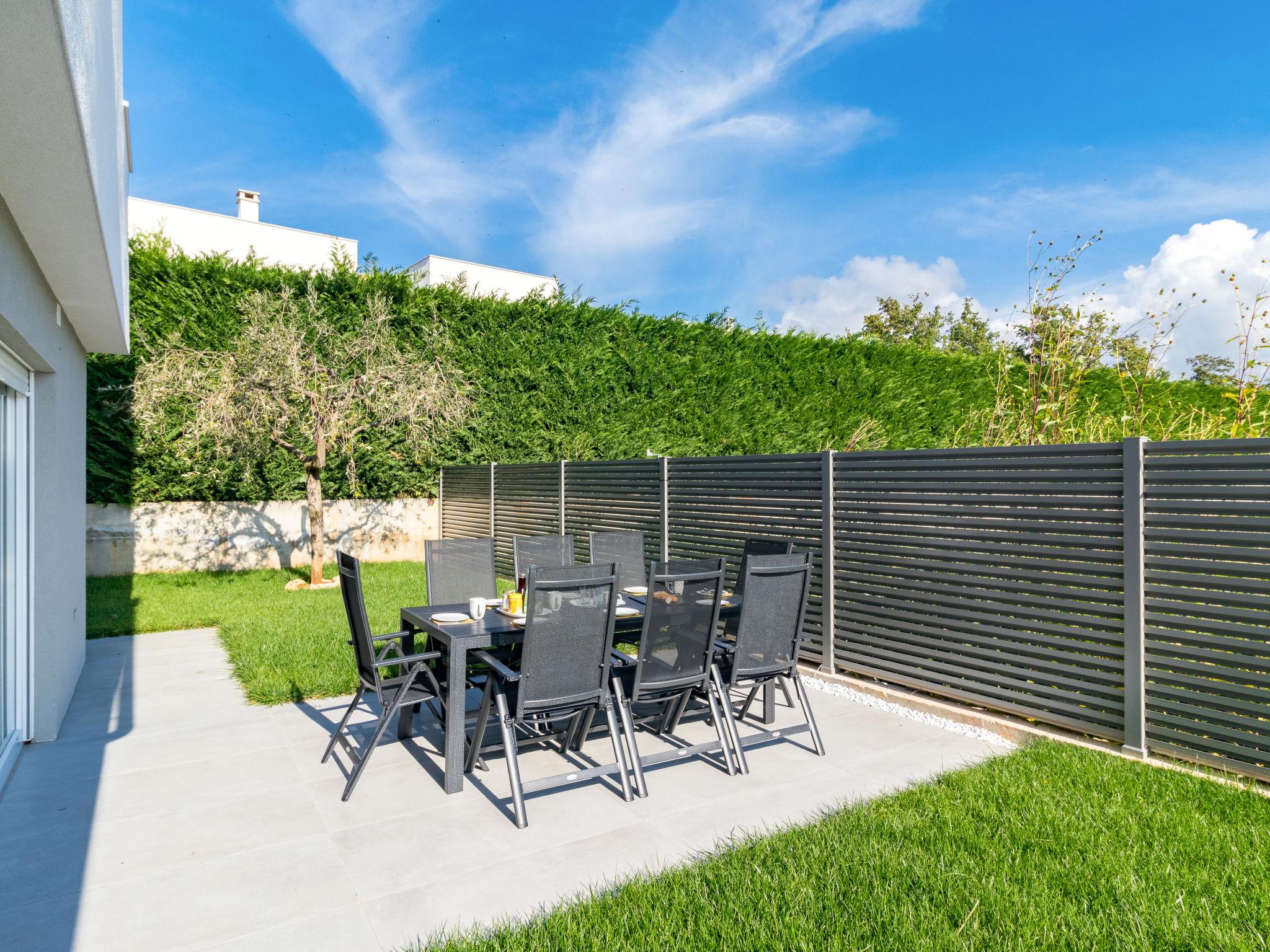 Photo 36 - Maison de 3 chambres à Brtonigla avec piscine privée et jardin