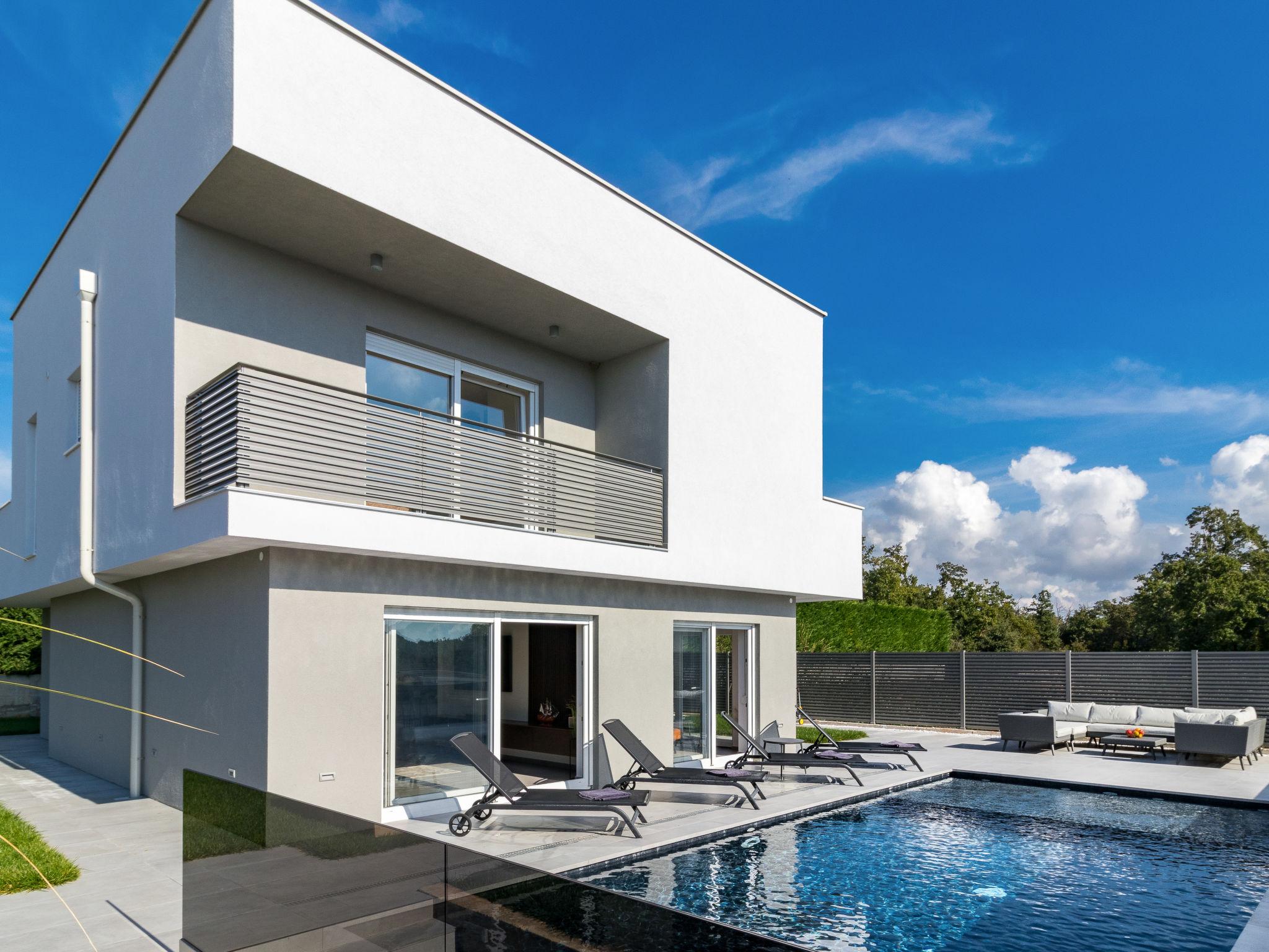 Photo 1 - Maison de 3 chambres à Brtonigla avec piscine privée et vues à la mer