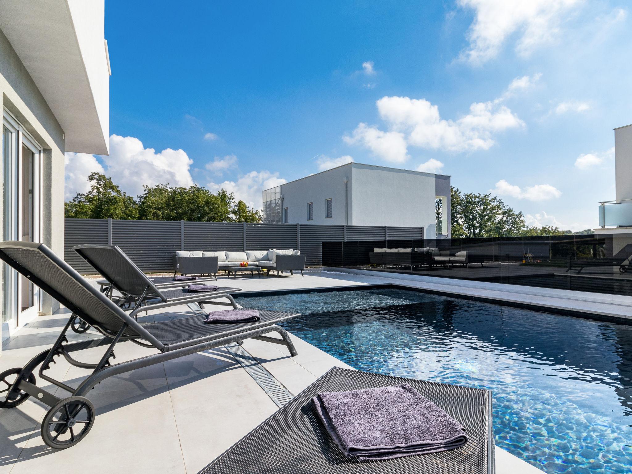 Foto 25 - Casa de 3 quartos em Brtonigla com piscina privada e vistas do mar