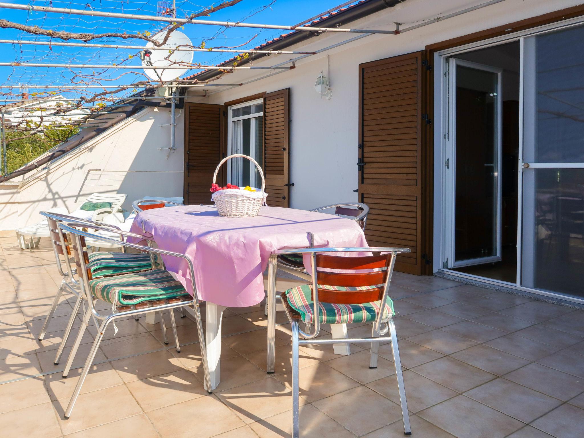 Photo 9 - Appartement de 1 chambre à Rab avec terrasse et vues à la mer