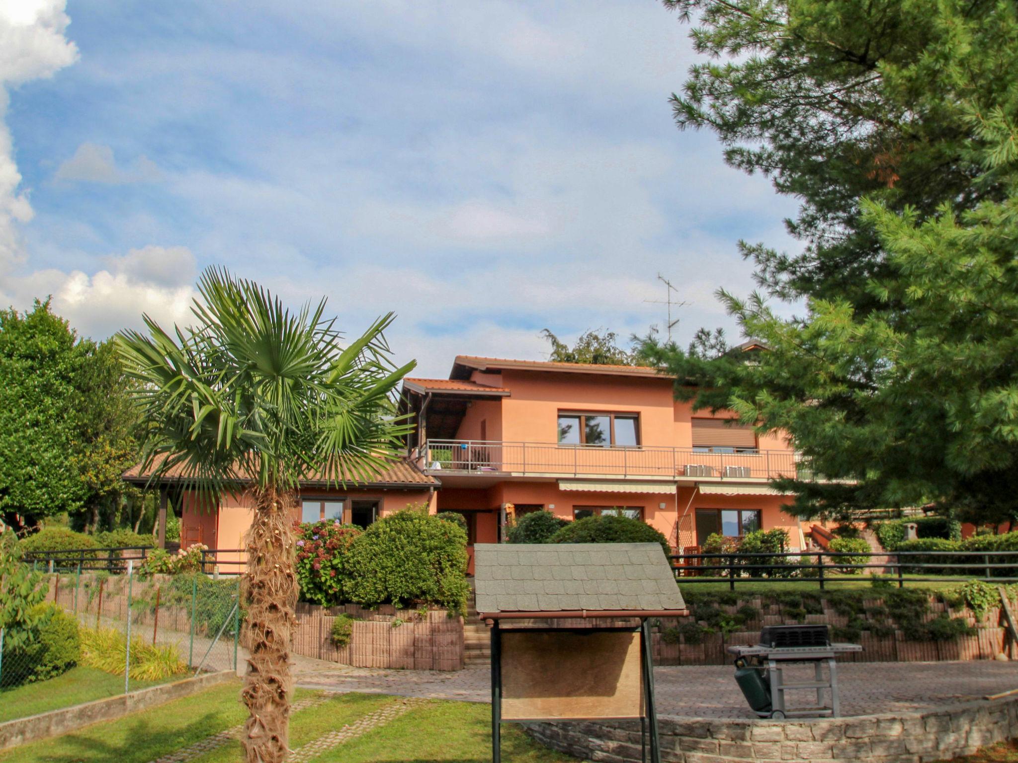 Foto 1 - Appartamento con 2 camere da letto a Luino con piscina e vista sulle montagne