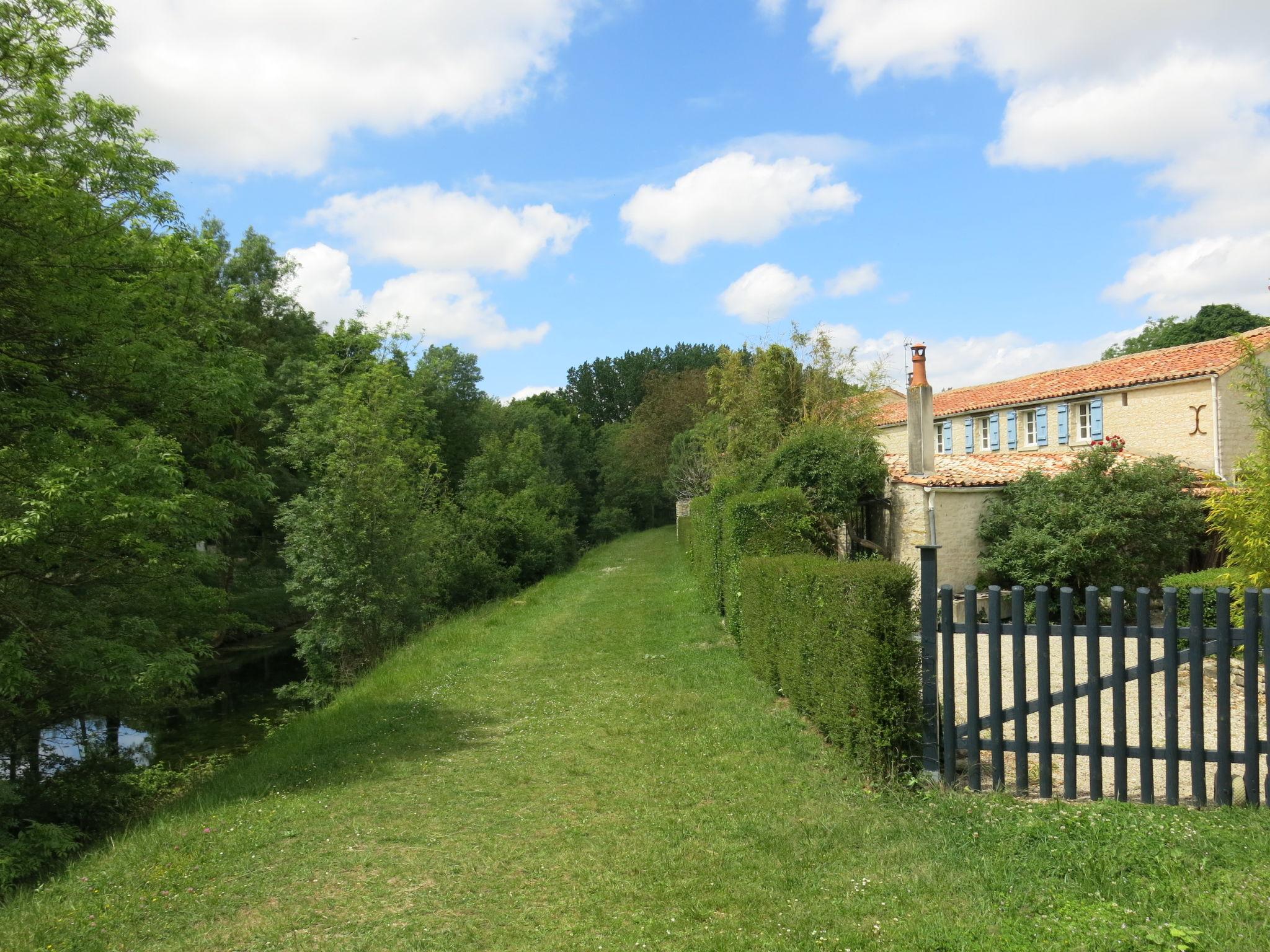 Foto 32 - Casa con 4 camere da letto a Mauzé-sur-le-Mignon con piscina privata e giardino