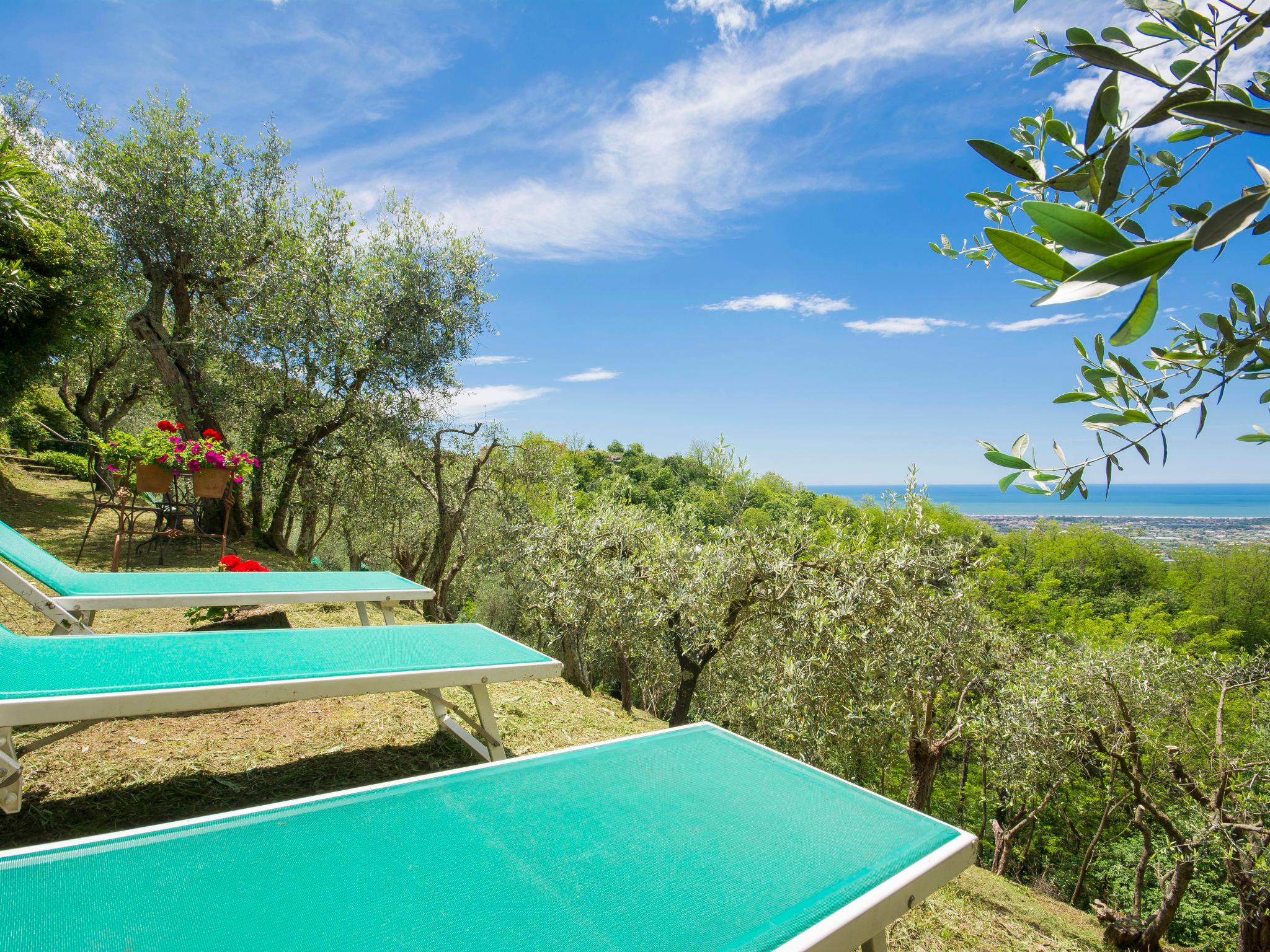 Photo 2 - Maison de 2 chambres à Camaiore avec jardin et vues à la mer