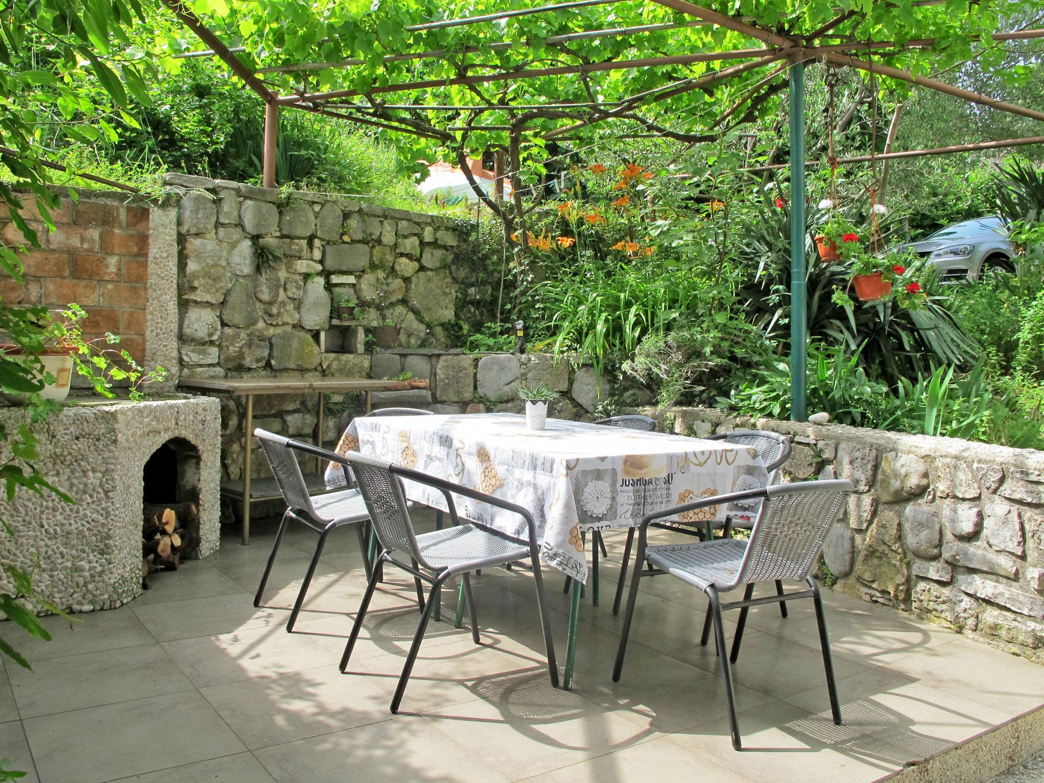 Foto 2 - Appartamento con 2 camere da letto a Mošćenička Draga con giardino e terrazza