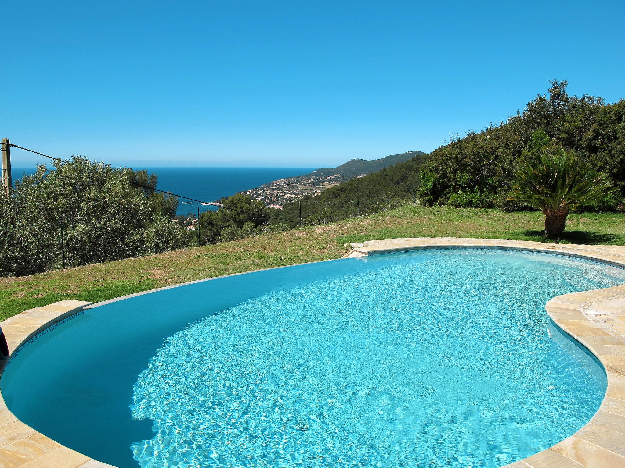Photo 21 - 5 bedroom House in Carqueiranne with private pool and sea view