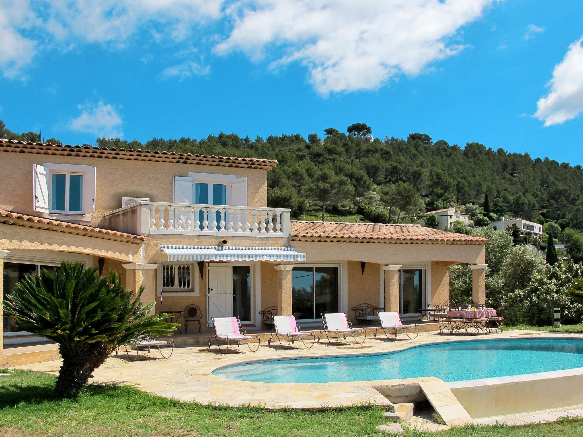 Photo 1 - 5 bedroom House in Carqueiranne with private pool and sea view