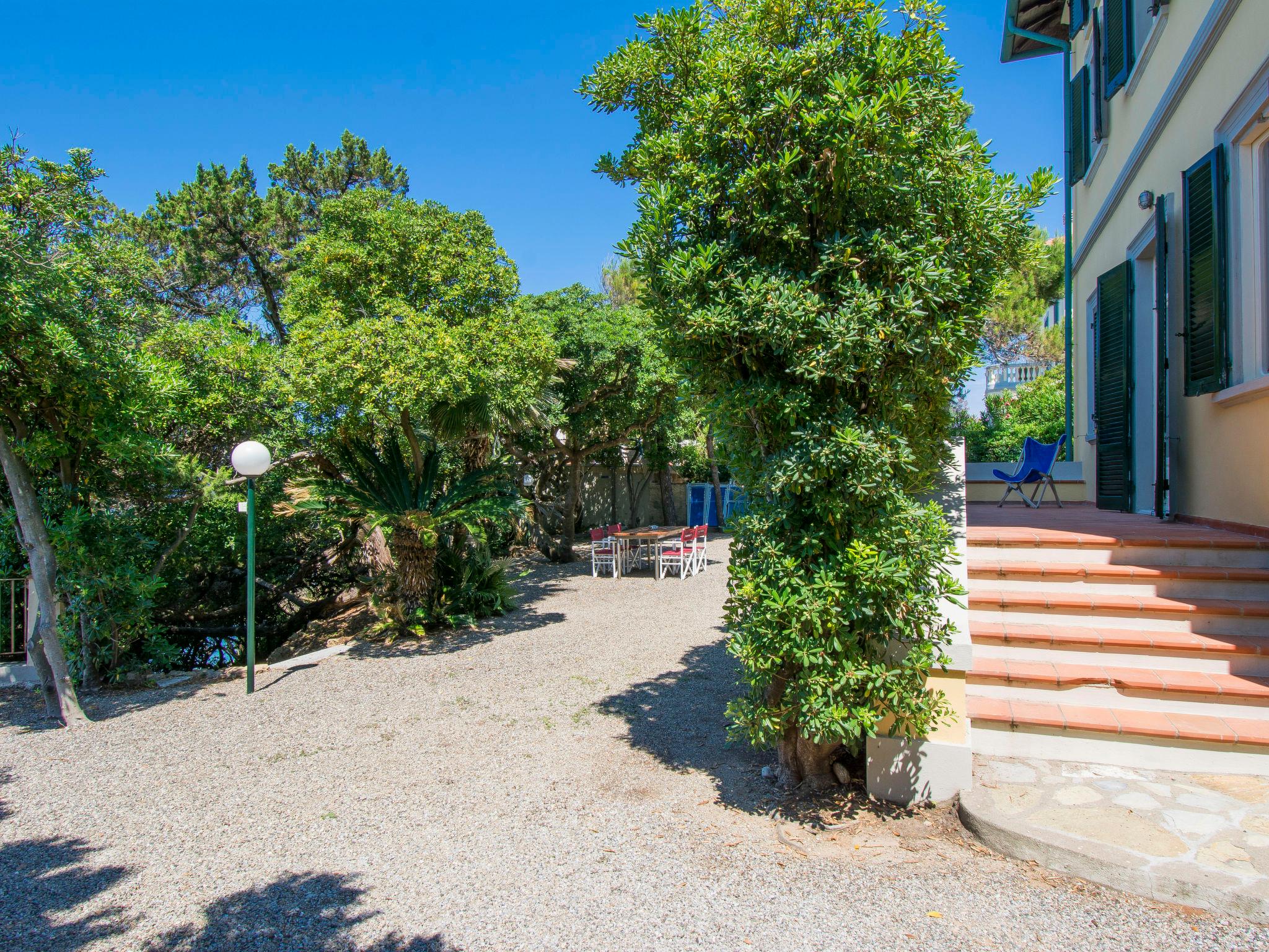 Foto 27 - Casa de 4 quartos em Livorno com jardim e vistas do mar