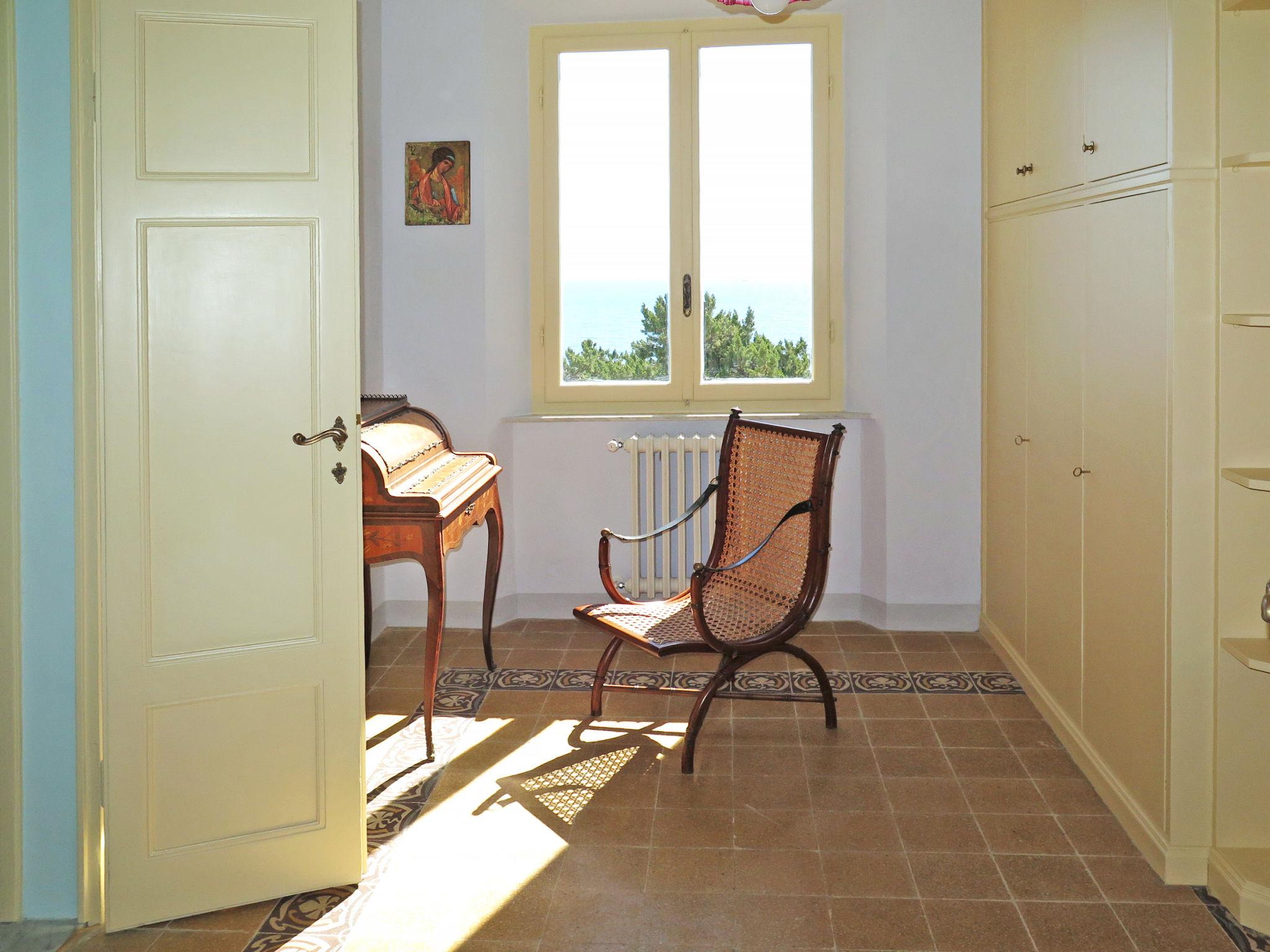 Foto 18 - Casa de 4 quartos em Livorno com jardim e vistas do mar