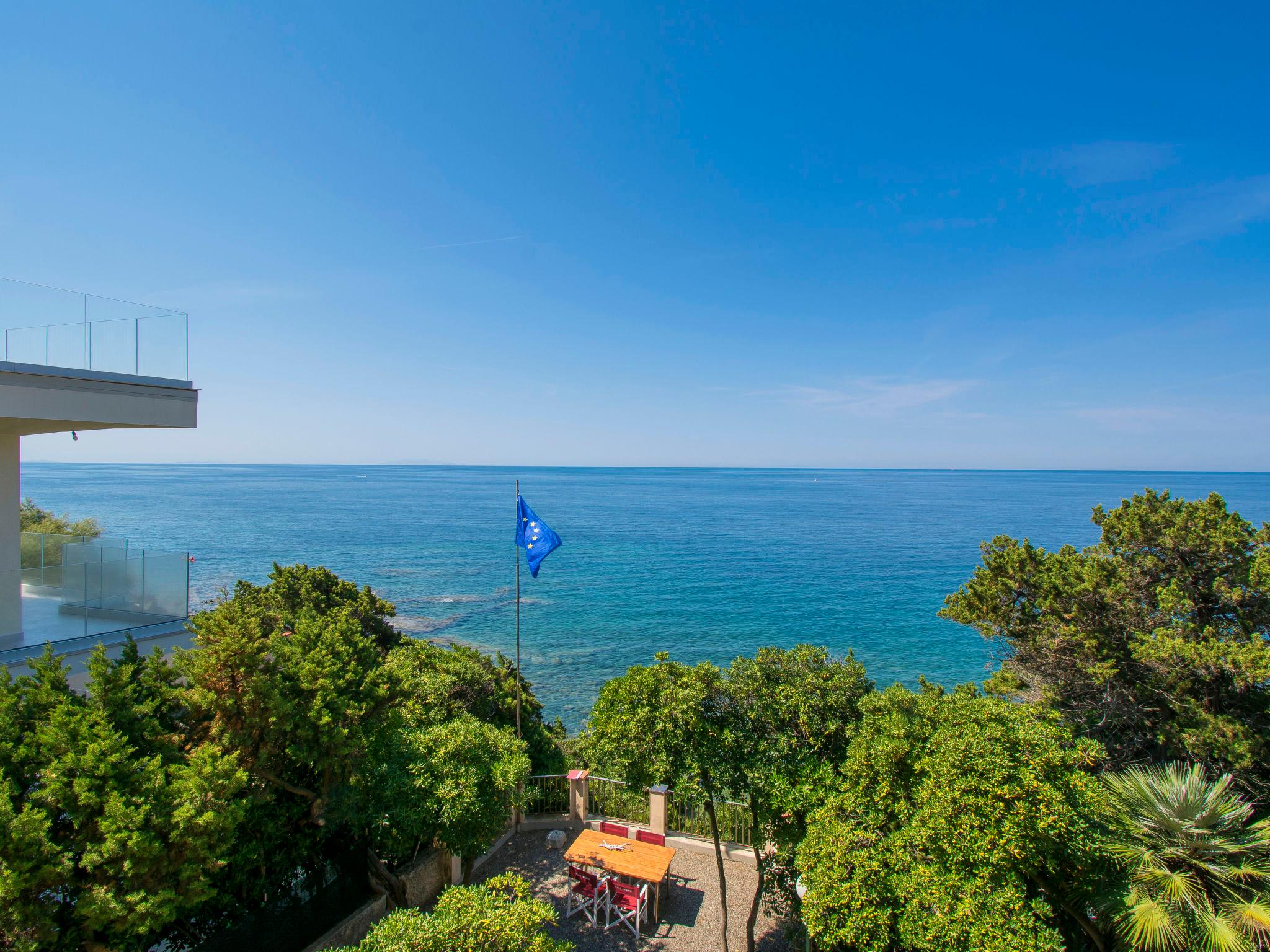 Photo 2 - Maison de 4 chambres à Livourne avec jardin et vues à la mer