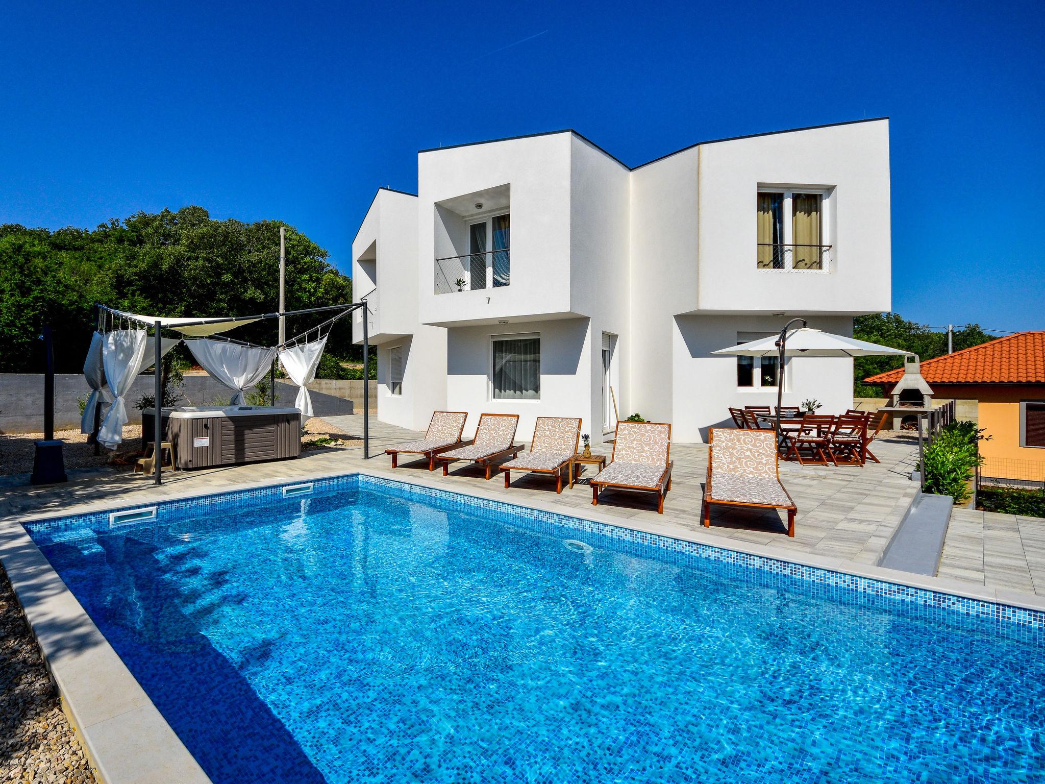 Photo 1 - Maison de 3 chambres à Dobrinj avec piscine privée et vues à la mer