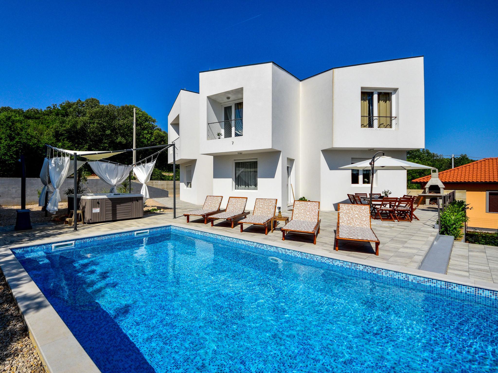 Foto 1 - Casa de 3 quartos em Dobrinj com piscina privada e vistas do mar