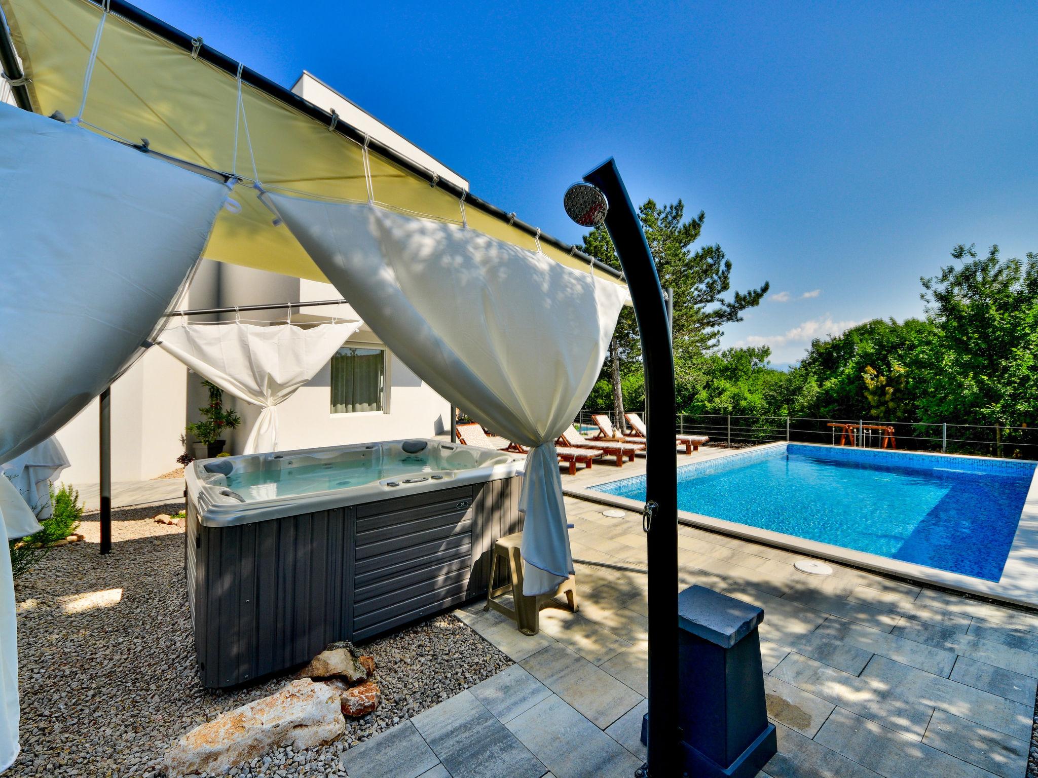 Photo 2 - Maison de 3 chambres à Dobrinj avec piscine privée et vues à la mer