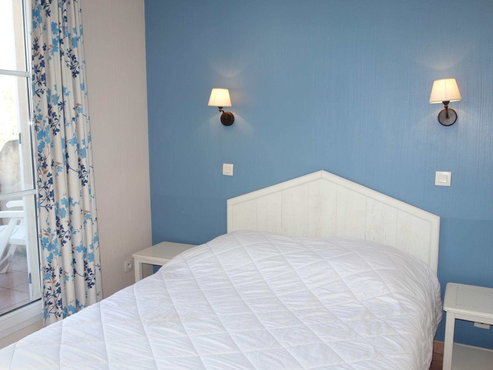Foto 4 - Appartamento con 2 camere da letto a Six-Fours-les-Plages con piscina e vista mare