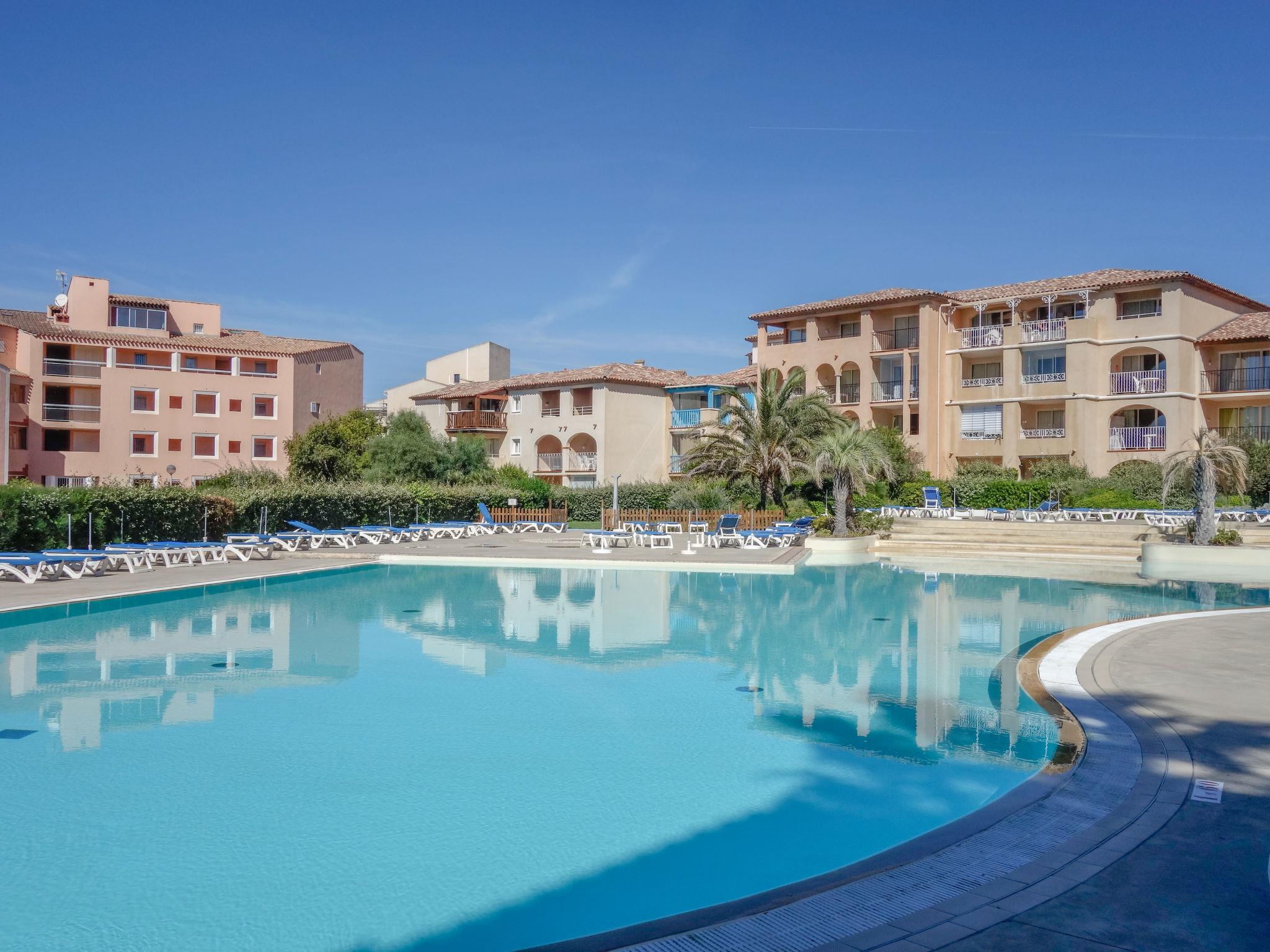 Photo 7 - 2 bedroom Apartment in Six-Fours-les-Plages with swimming pool and sea view