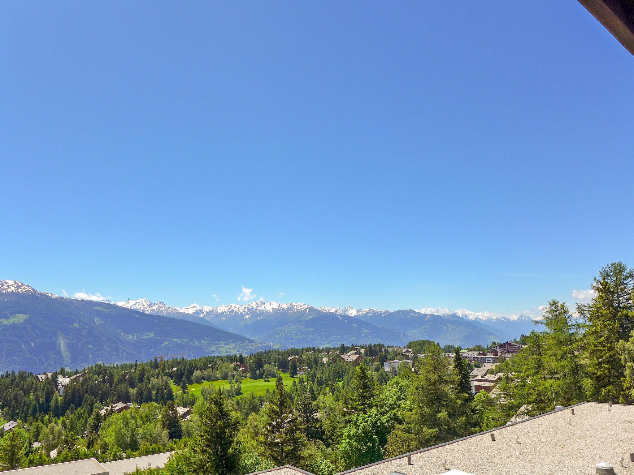 Foto 12 - Apartment mit 1 Schlafzimmer in Crans-Montana mit schwimmbad und blick auf die berge