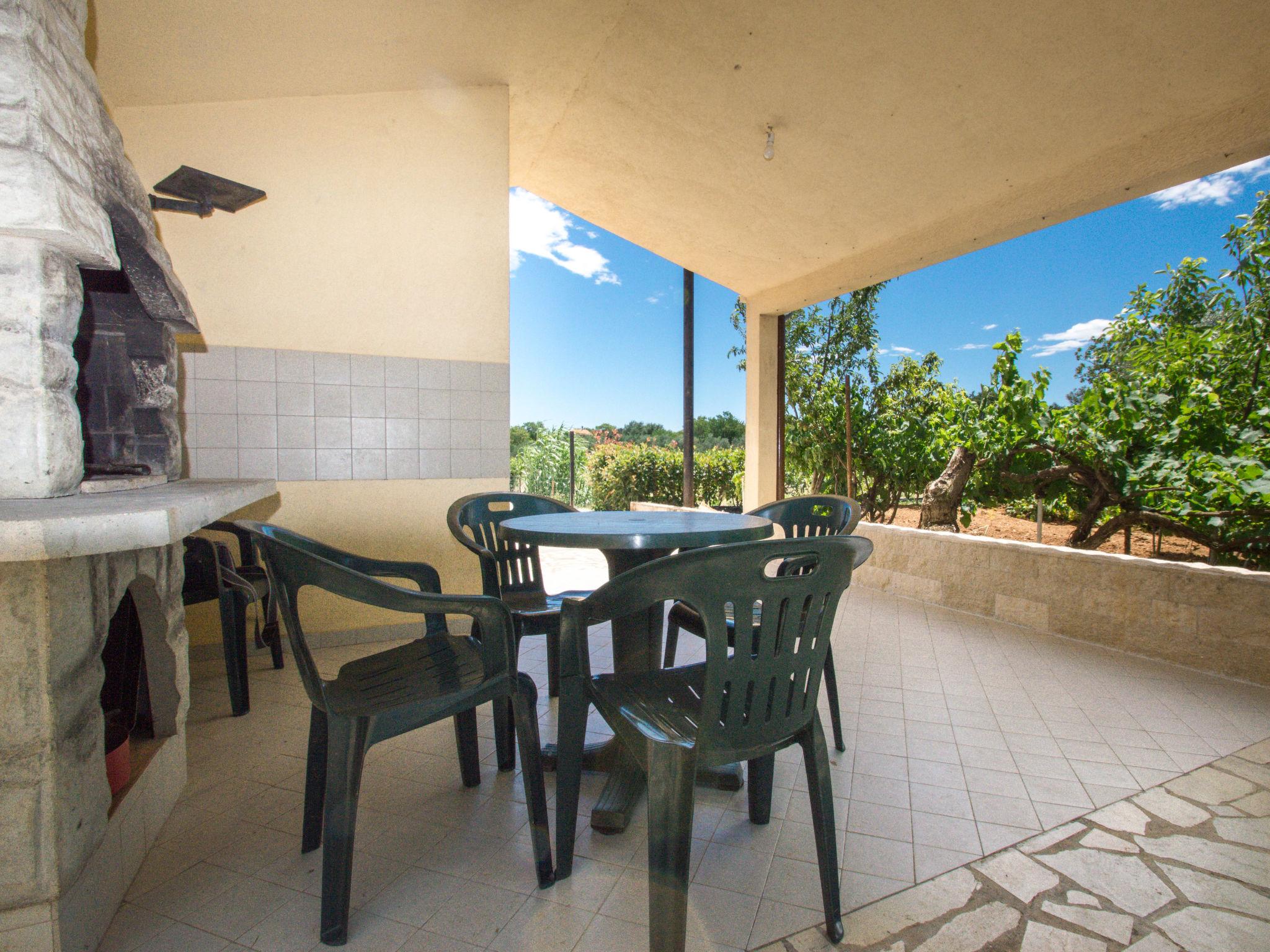 Foto 4 - Casa de 2 habitaciones en Pula con jardín y vistas al mar