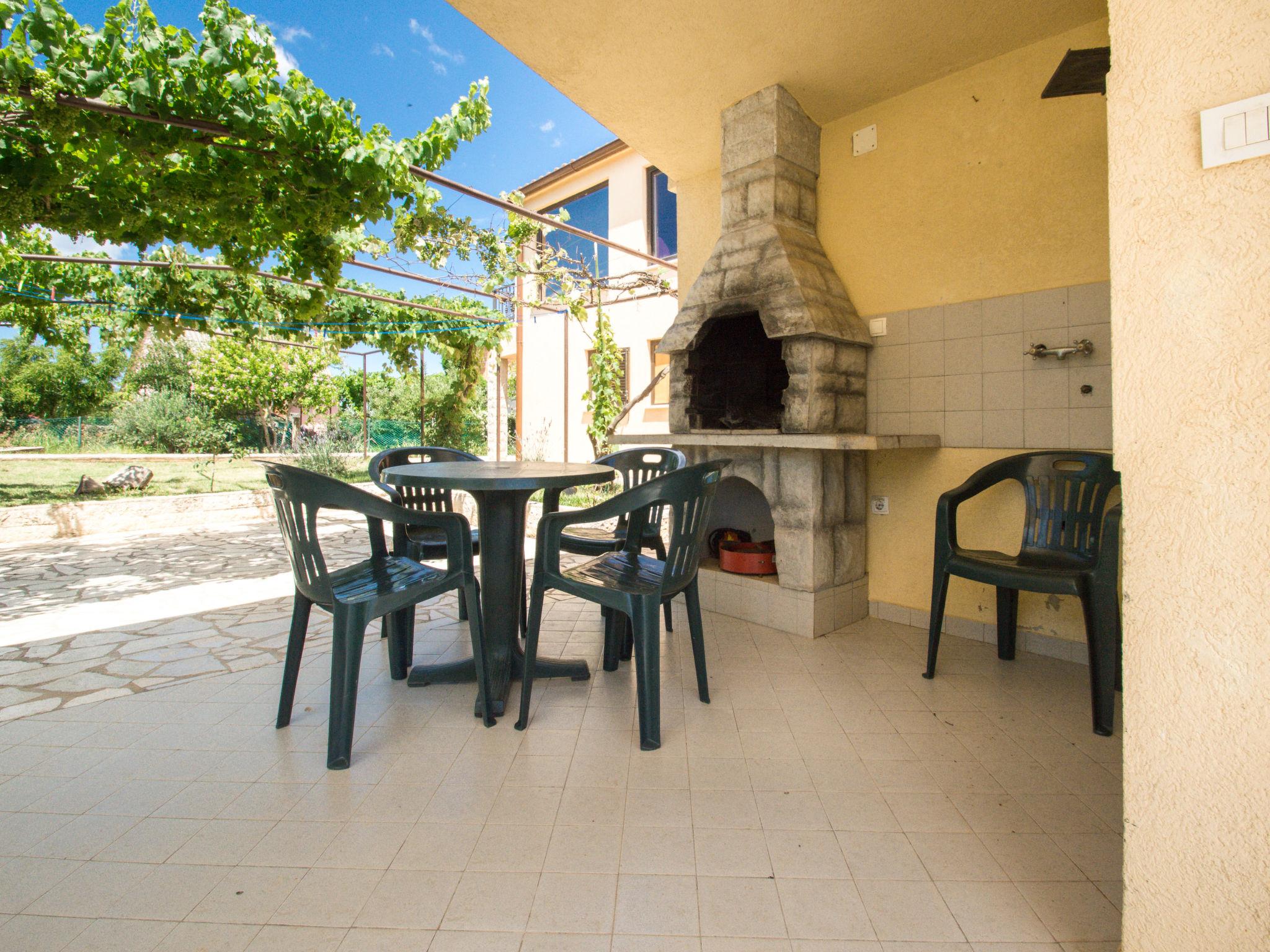 Photo 9 - 2 bedroom House in Pula with garden and sea view