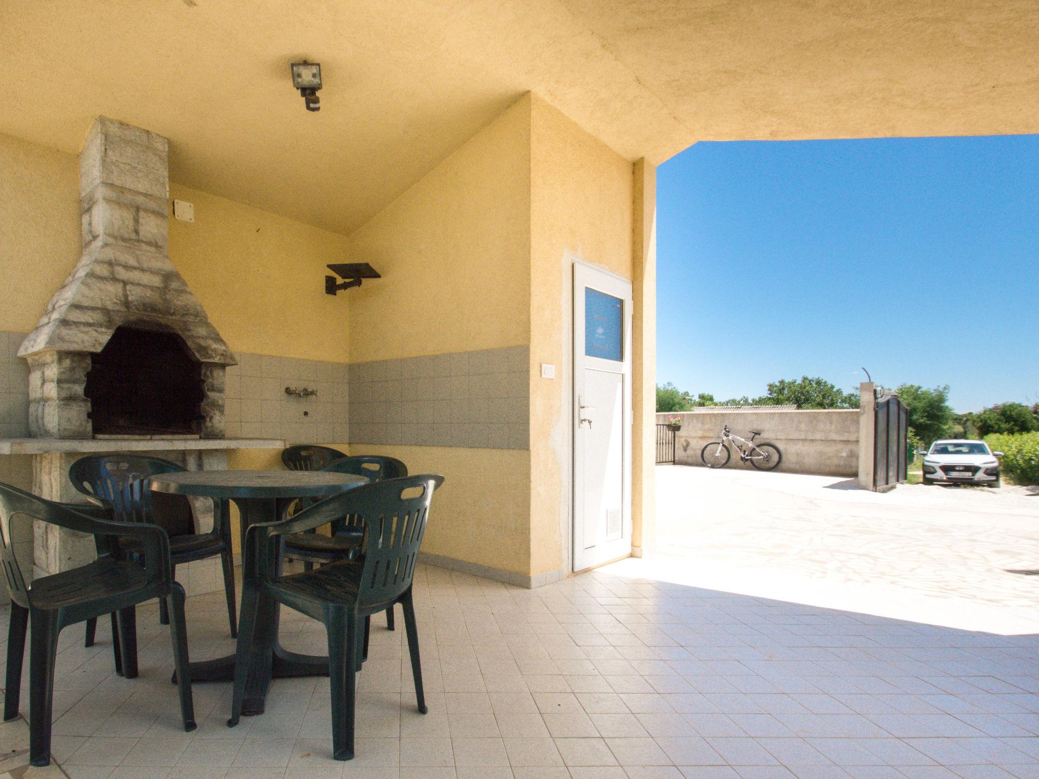 Photo 10 - Maison de 2 chambres à Pula avec jardin et vues à la mer