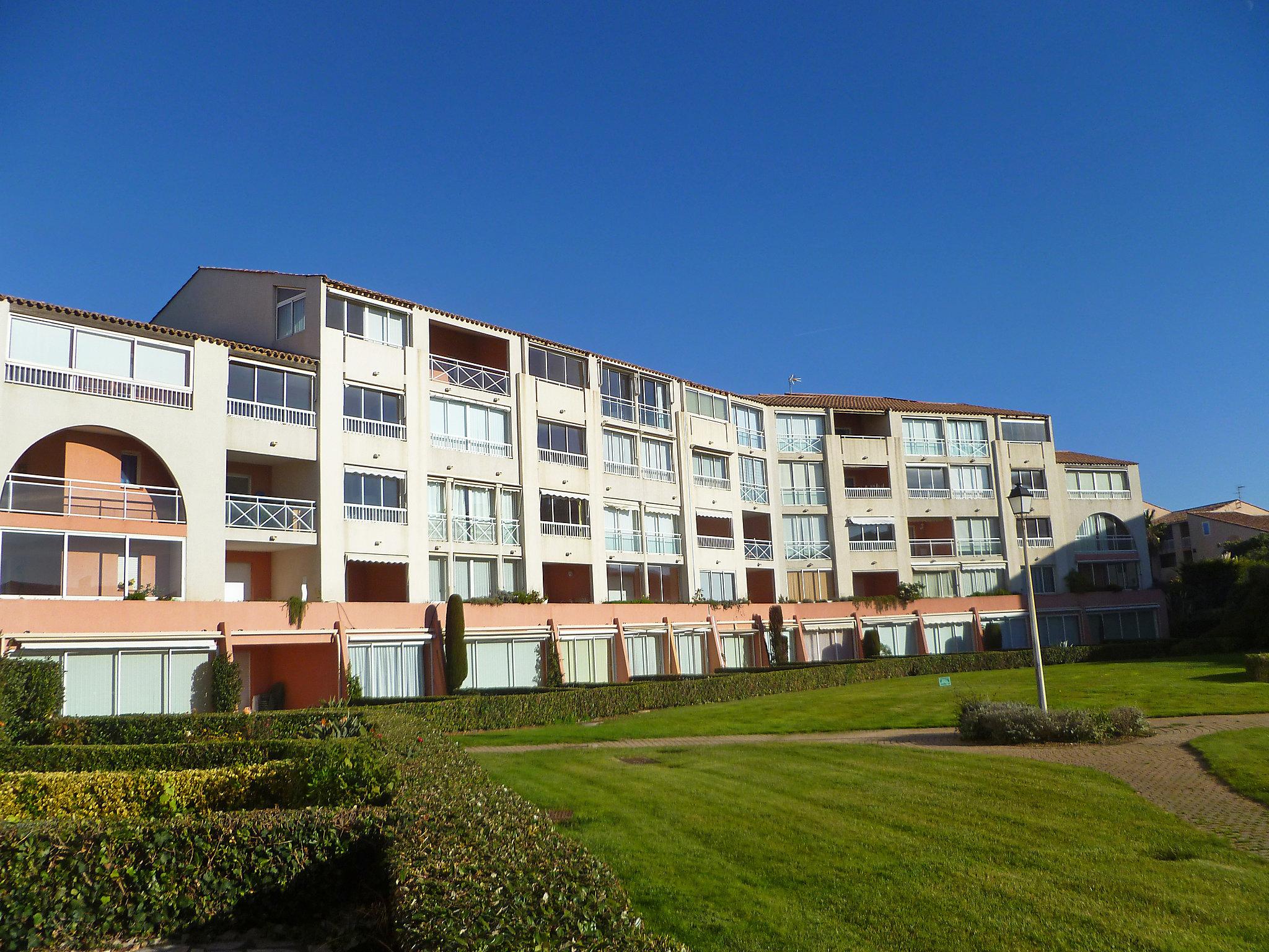 Photo 23 - 1 bedroom Apartment in Six-Fours-les-Plages with swimming pool and sea view