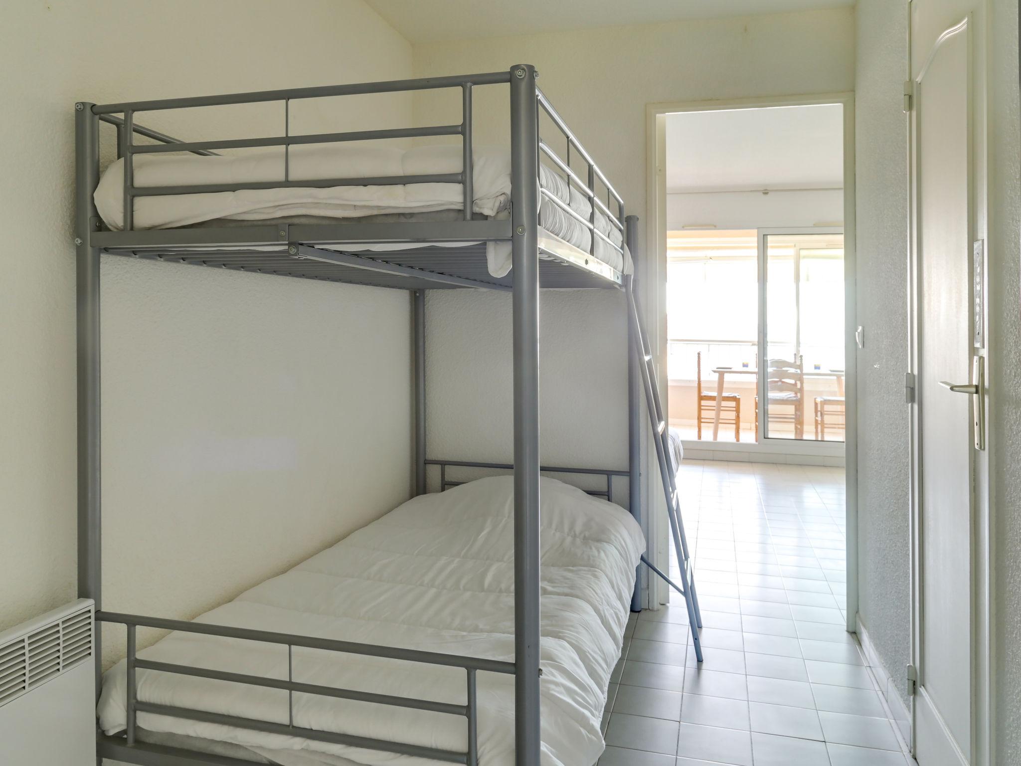 Foto 15 - Appartamento con 1 camera da letto a Six-Fours-les-Plages con piscina e vista mare