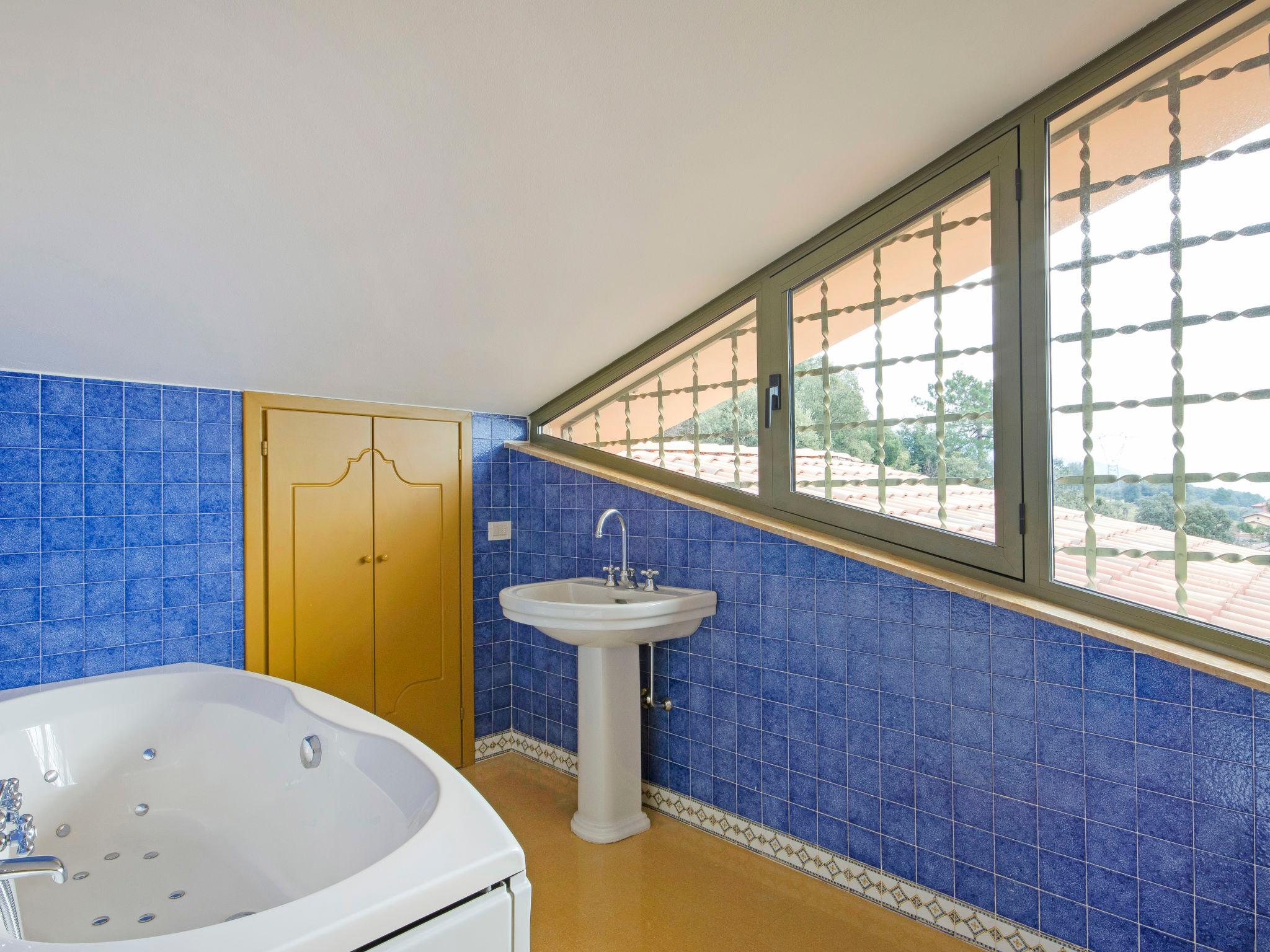 Foto 31 - Casa de 4 quartos em Montignoso com piscina privada e vistas do mar