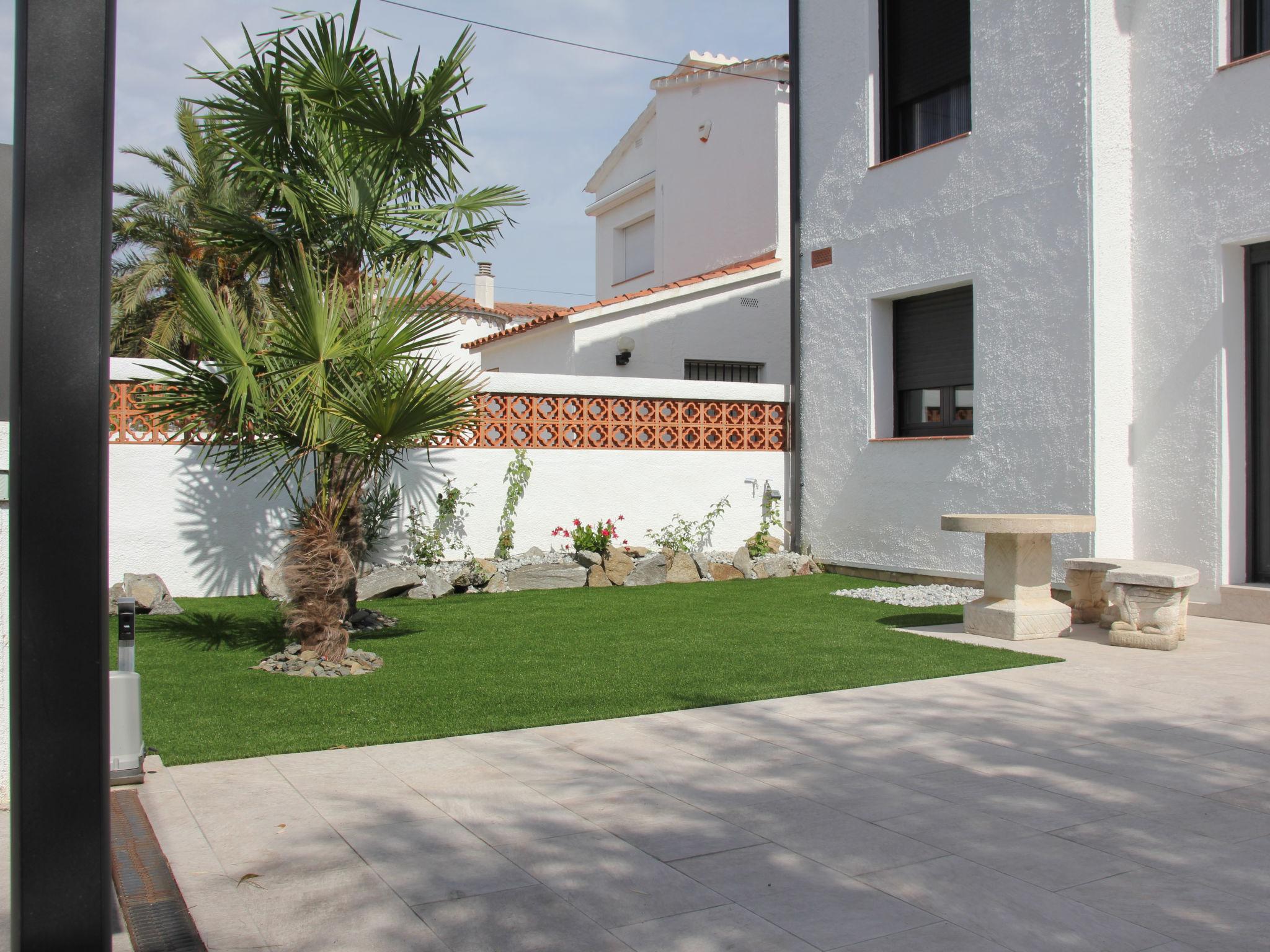 Photo 22 - Maison de 3 chambres à Castelló d'Empúries avec piscine privée et jardin