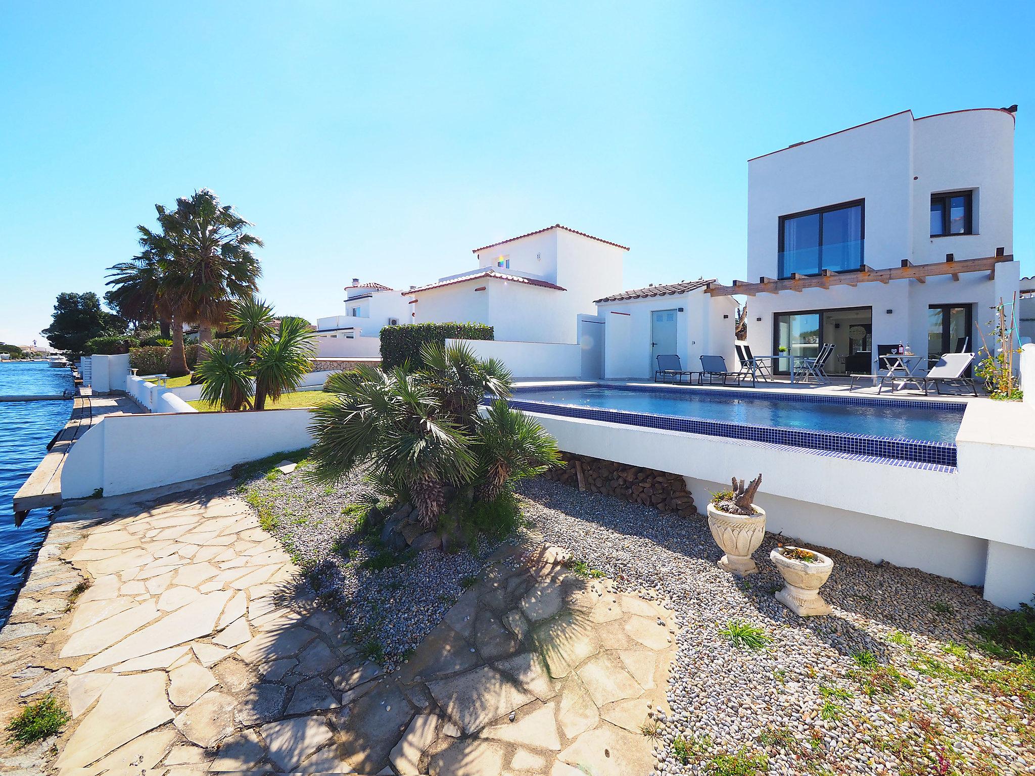 Foto 17 - Casa de 3 habitaciones en Castelló d'Empúries con piscina privada y vistas al mar