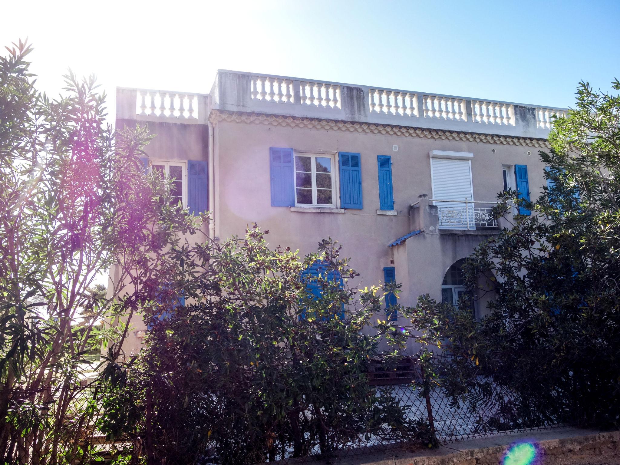 Photo 16 - Apartment in Saint-Cyr-sur-Mer with garden