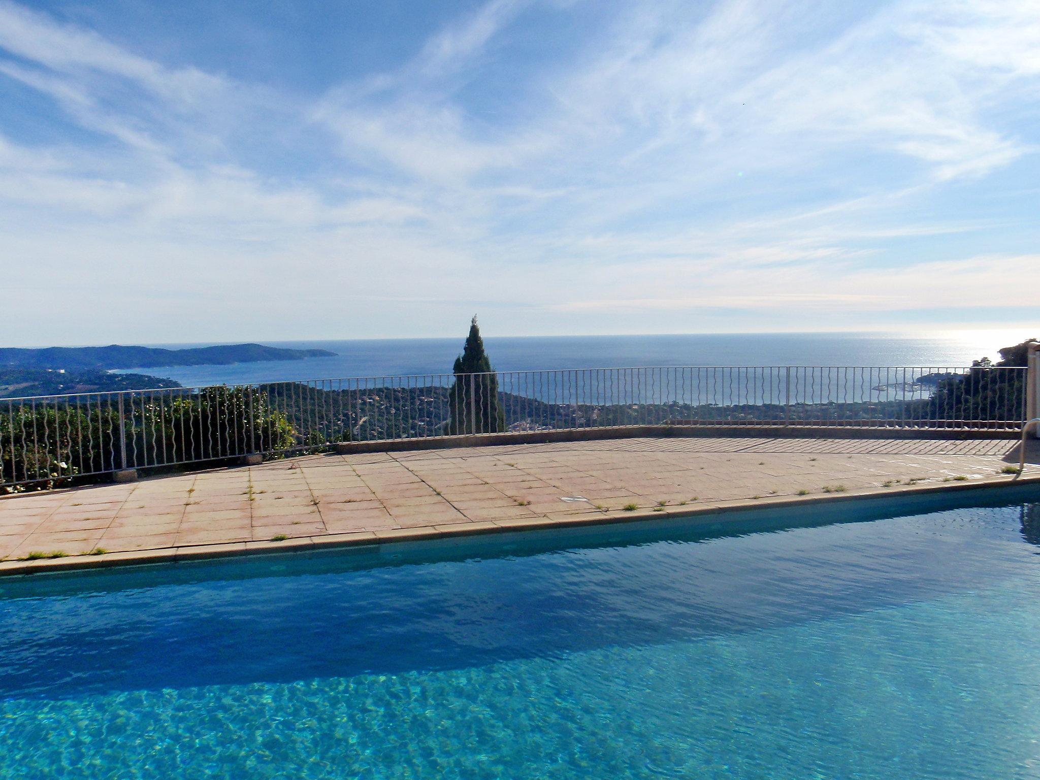 Foto 2 - Casa de 2 habitaciones en Cavalaire-sur-Mer con piscina y jardín