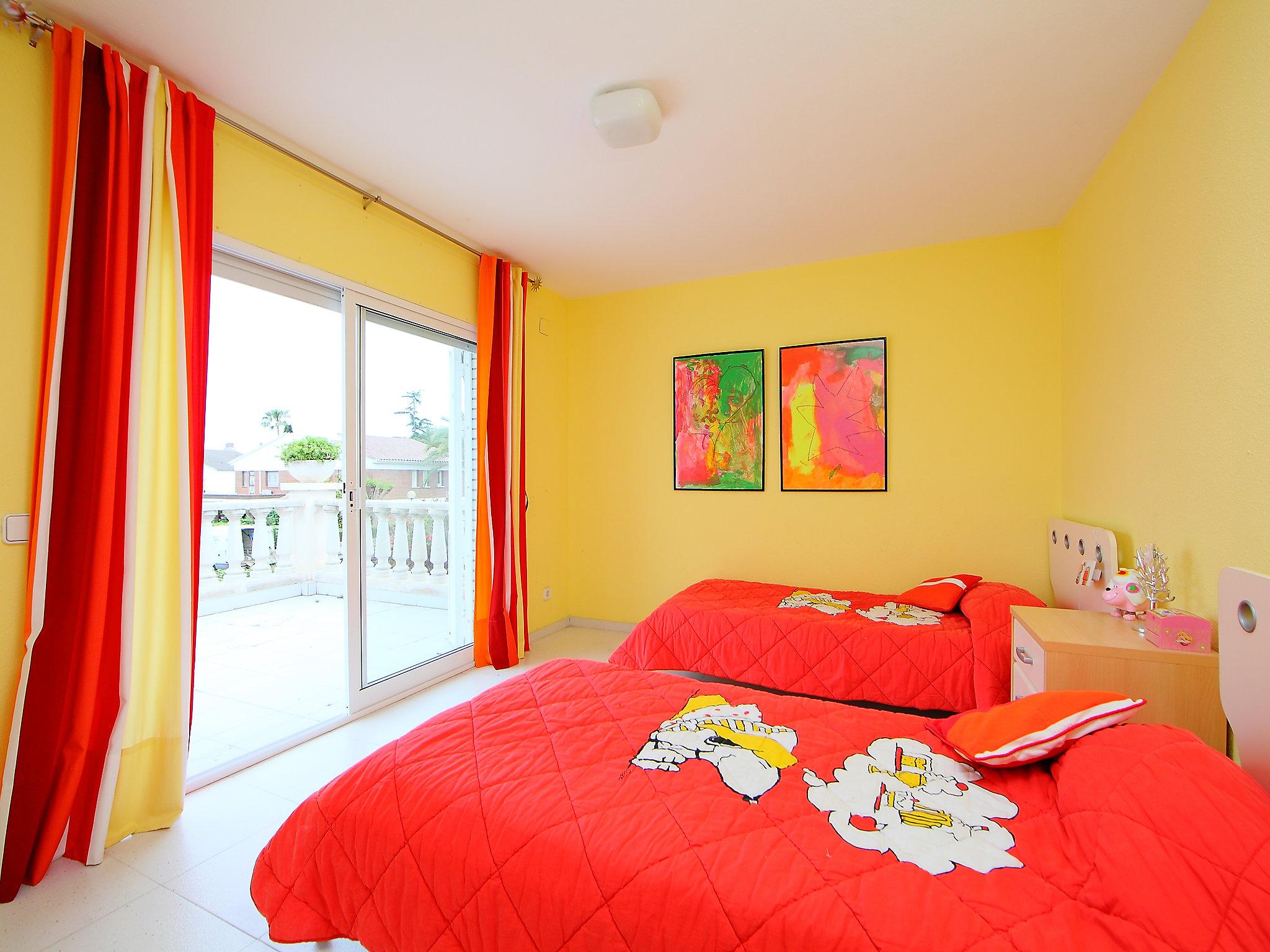 Photo 5 - 4 bedroom House in Cambrils with private pool and garden