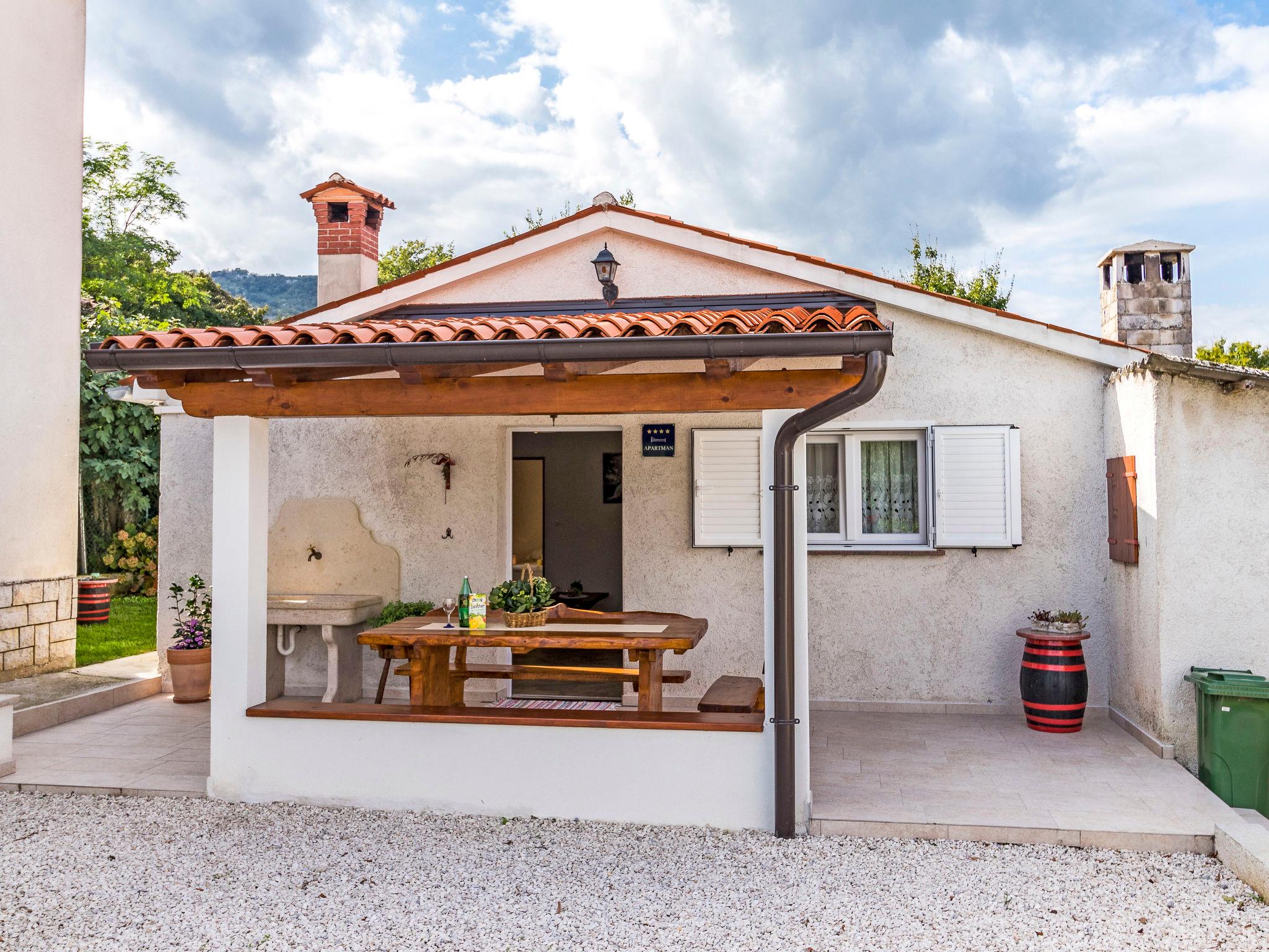 Foto 1 - Casa de 2 quartos em Pićan com piscina privada e jardim