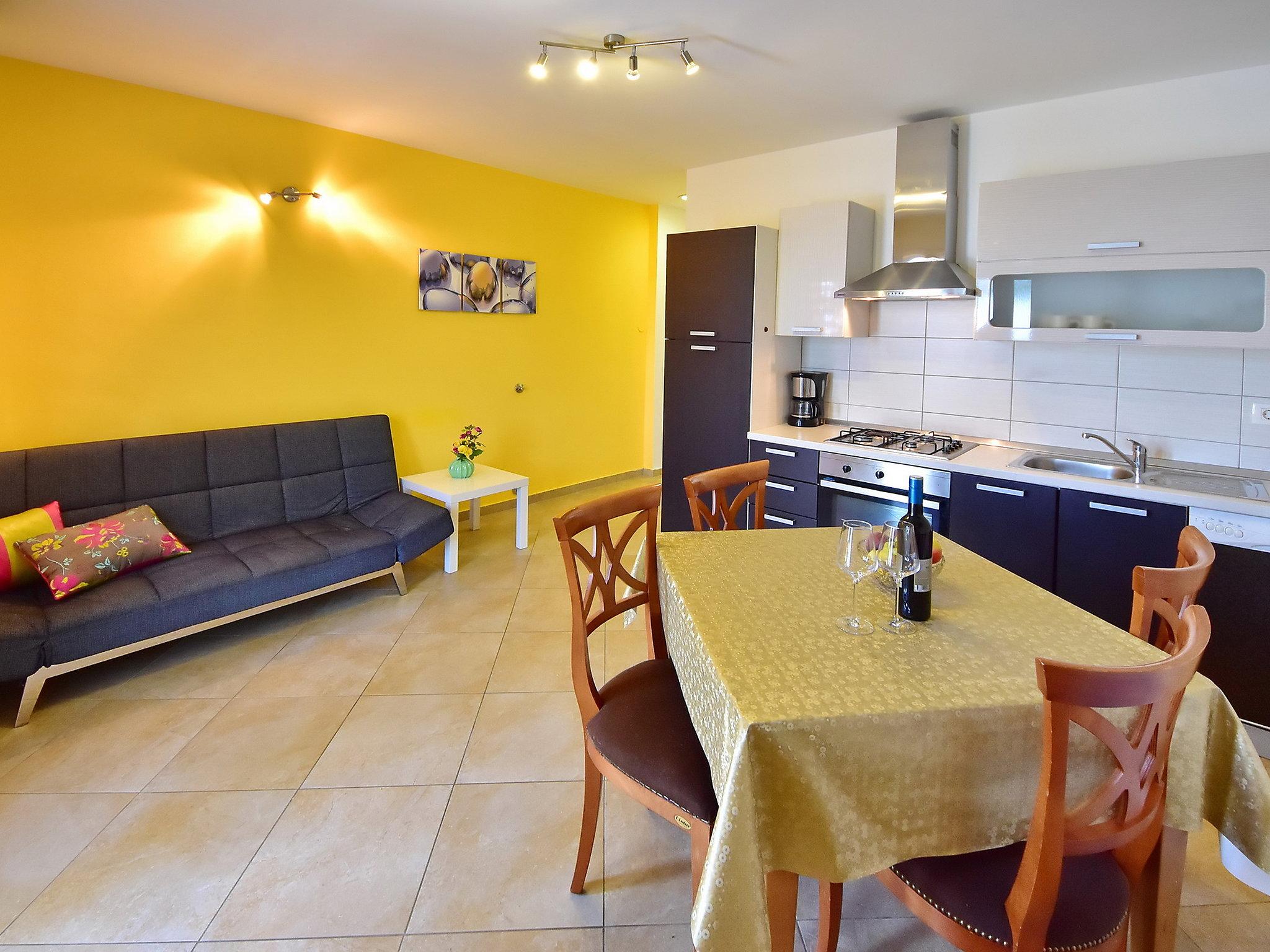 Photo 4 - 2 bedroom Apartment in Lovran with swimming pool and garden