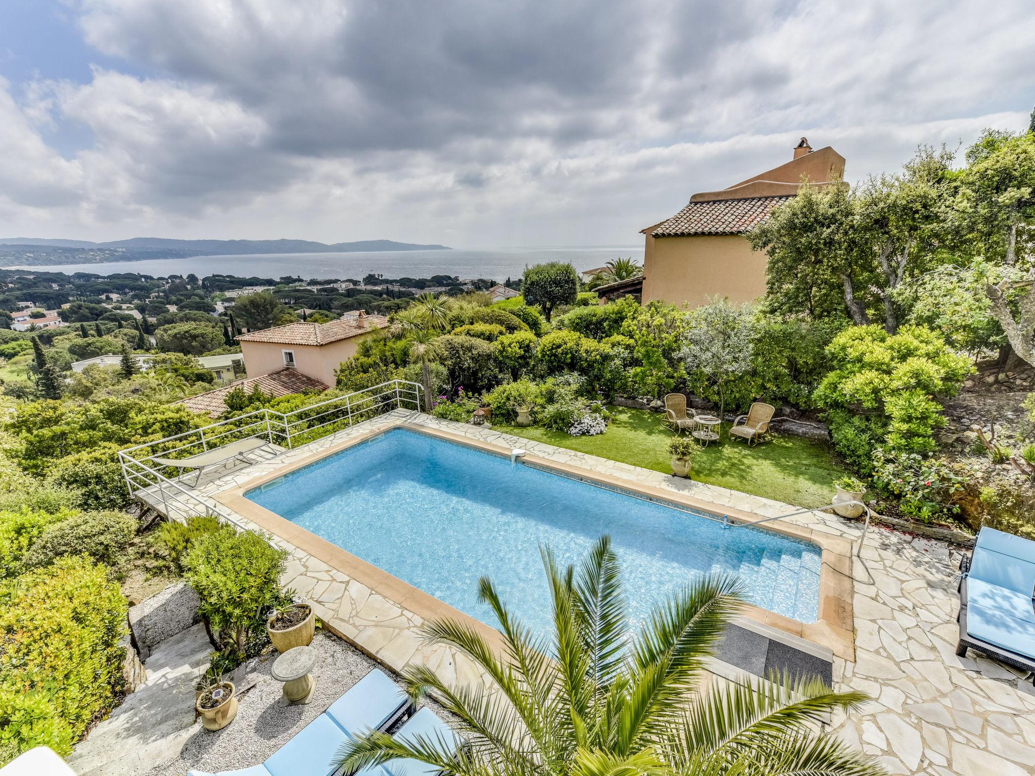 Foto 13 - Apartamento de 2 habitaciones en Cavalaire-sur-Mer con piscina privada y vistas al mar