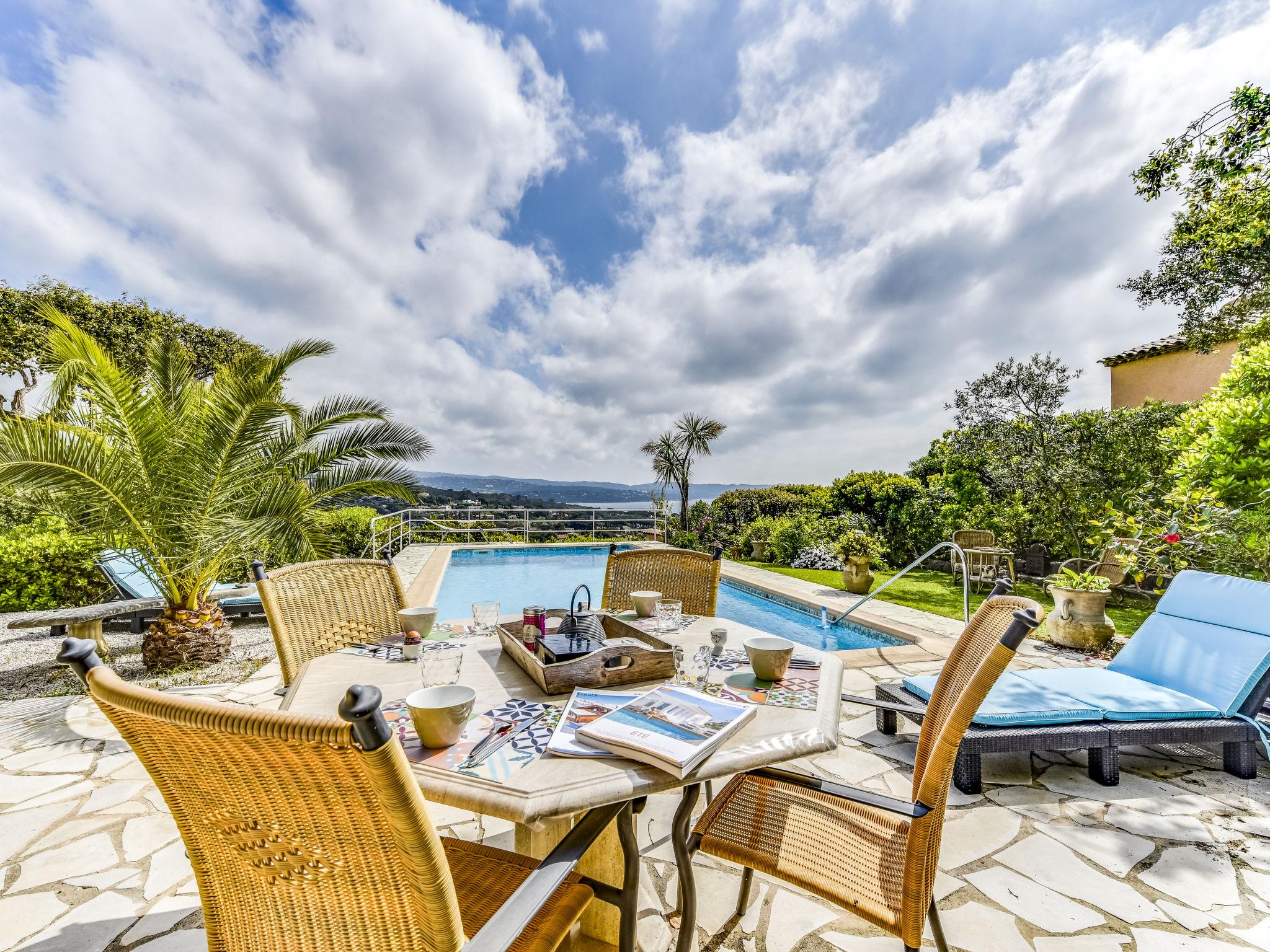 Foto 1 - Apartamento de 2 quartos em Cavalaire-sur-Mer com piscina privada e vistas do mar