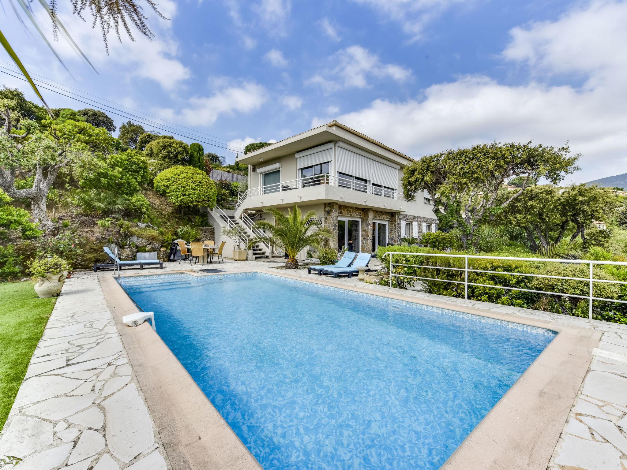 Photo 2 - Appartement de 2 chambres à Cavalaire-sur-Mer avec piscine privée et vues à la mer