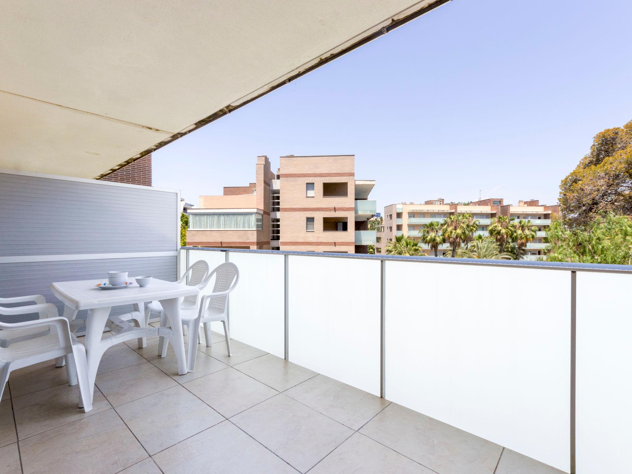 Photo 2 - 2 bedroom Apartment in Salou with swimming pool and sea view