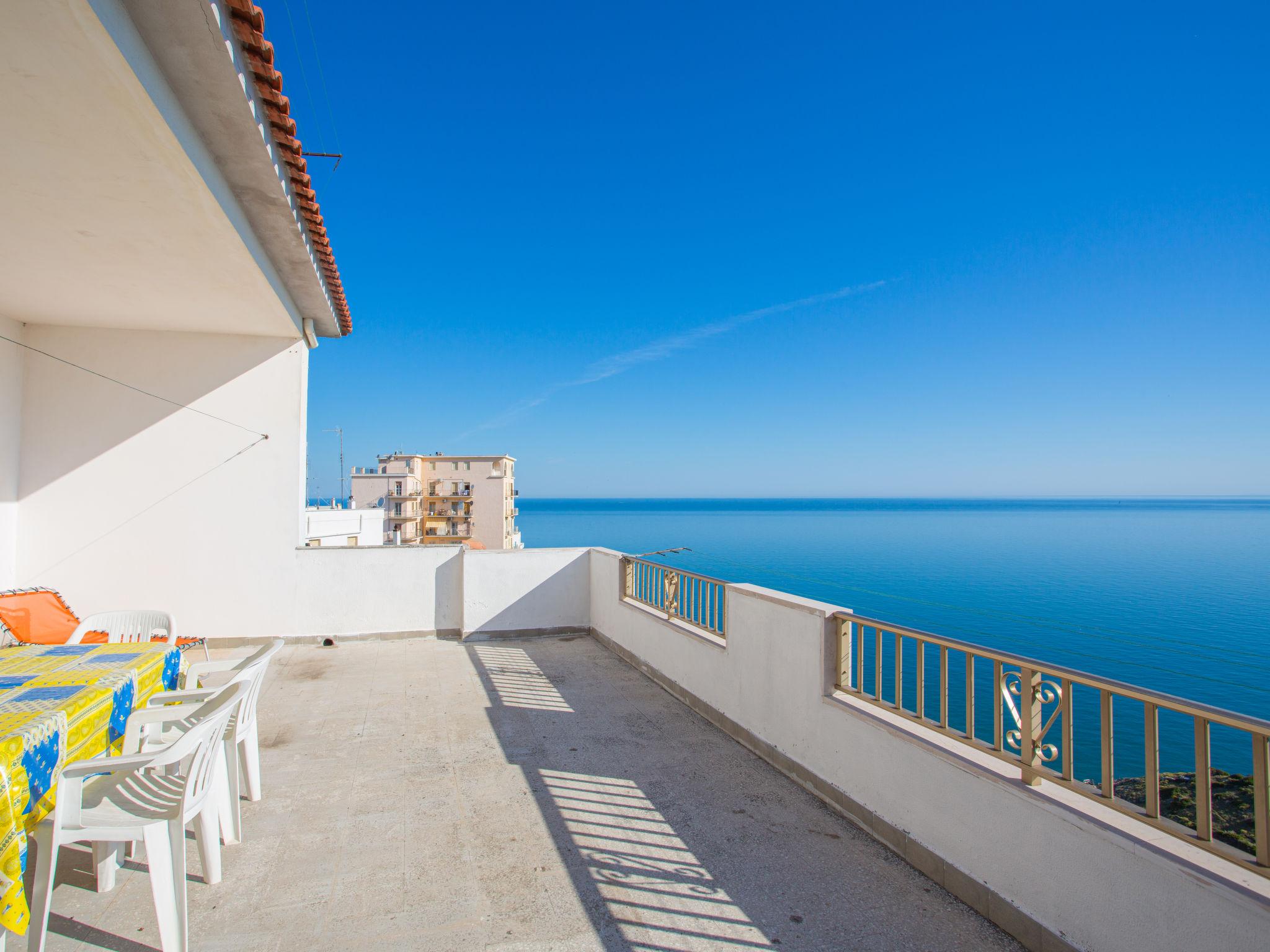 Photo 14 - Appartement de 3 chambres à Peschici avec terrasse et vues à la mer