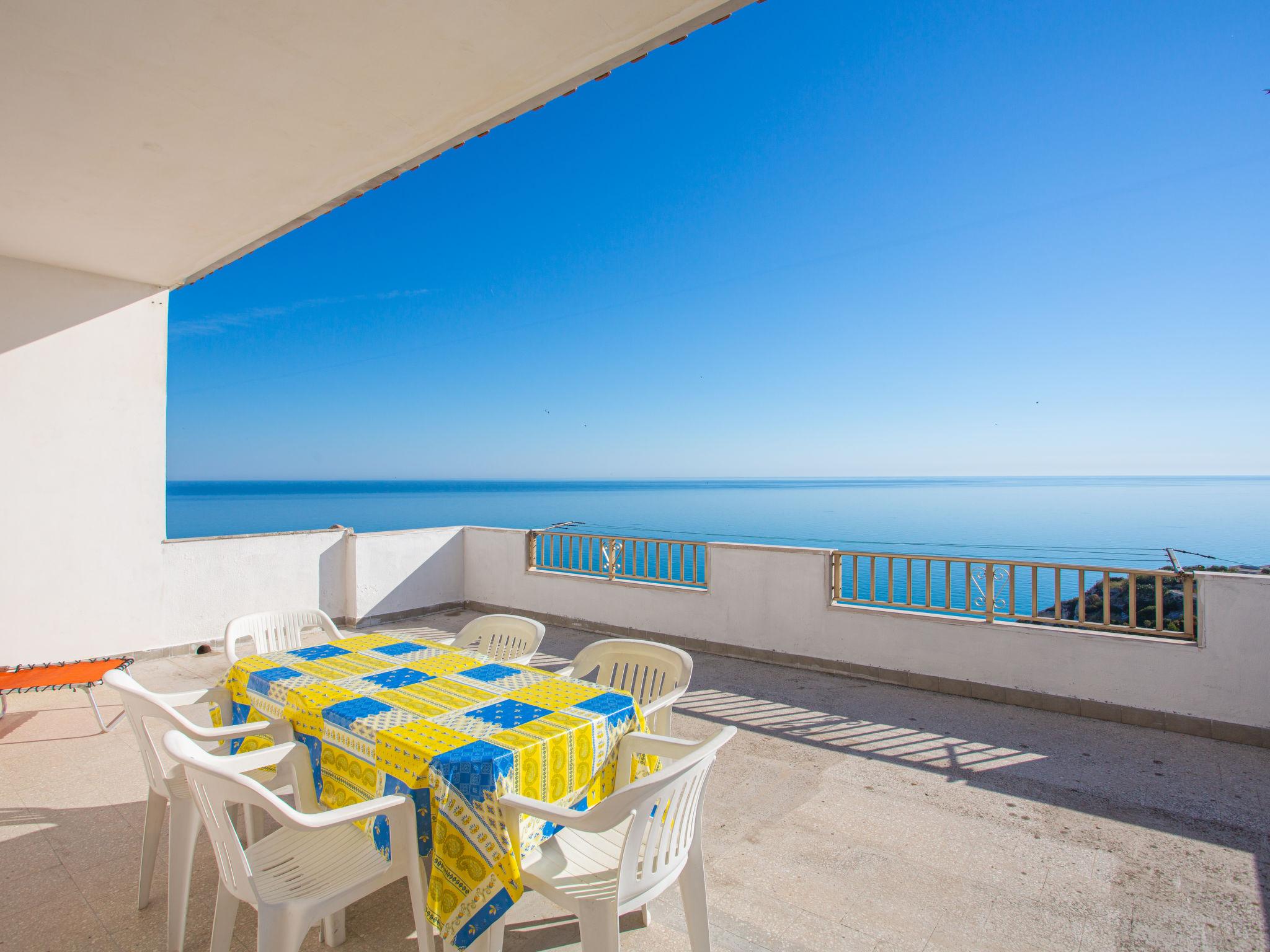 Foto 1 - Apartamento de 3 habitaciones en Peschici con terraza y vistas al mar