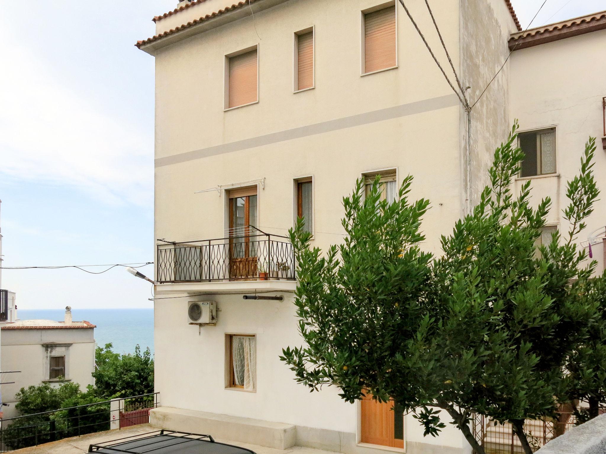 Photo 2 - Appartement de 3 chambres à Peschici avec terrasse et vues à la mer
