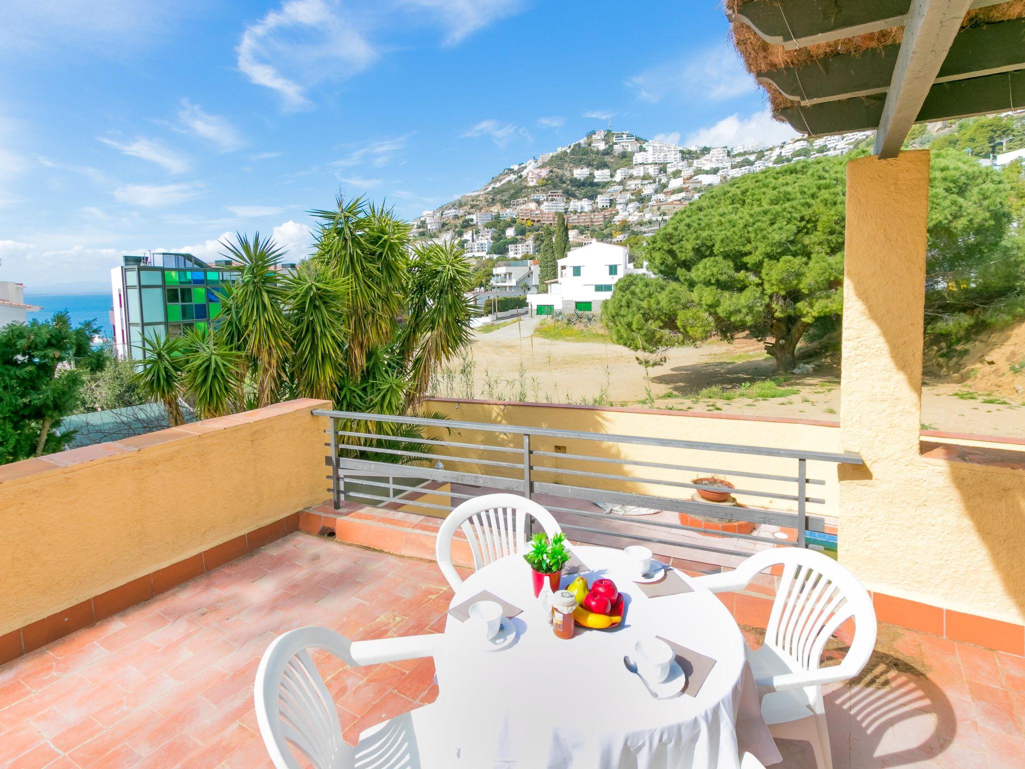 Photo 5 - 2 bedroom Apartment in Roses with swimming pool and sea view