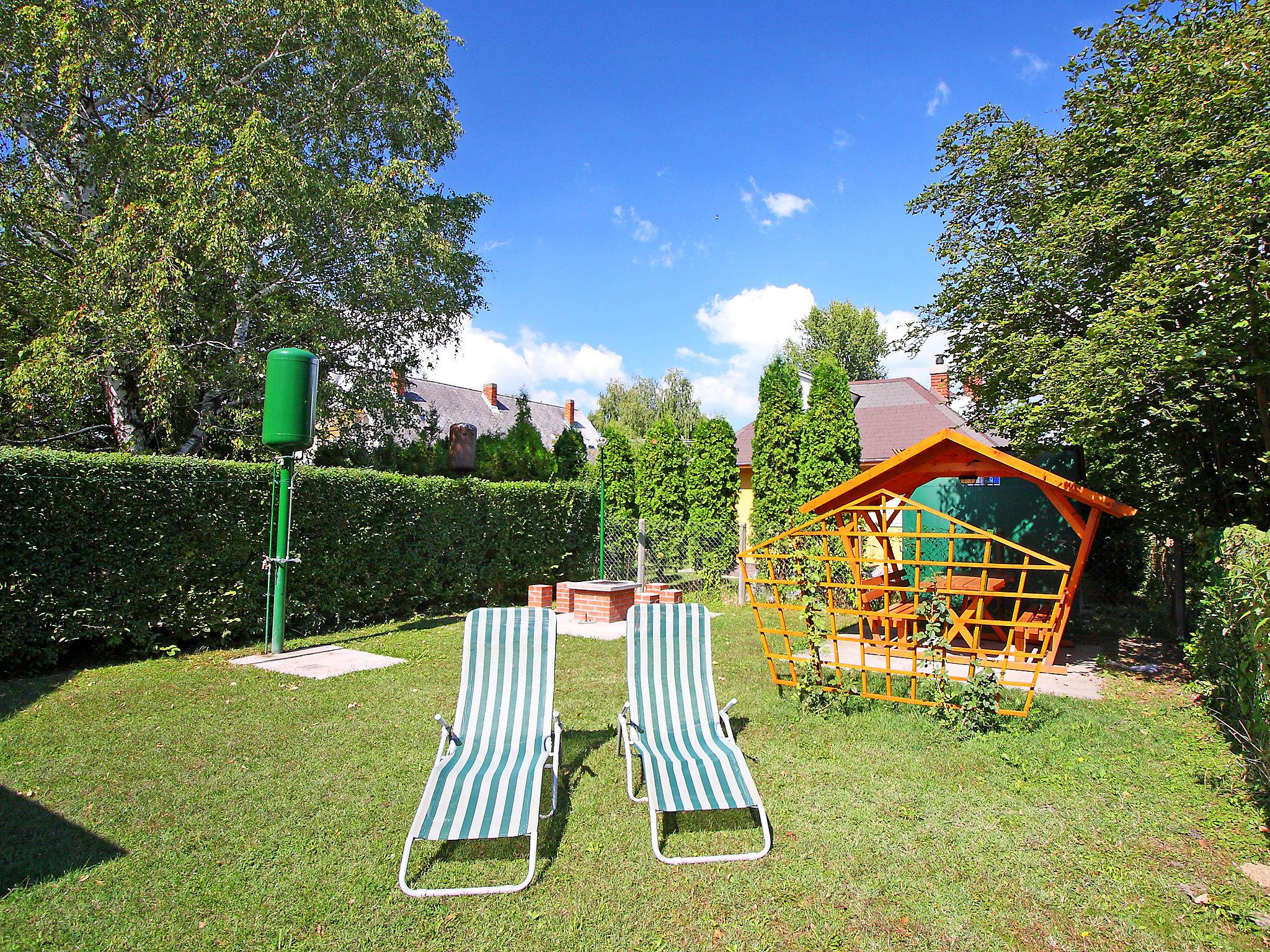 Foto 3 - Casa con 3 camere da letto a Balatonmáriafürdő con giardino e terrazza