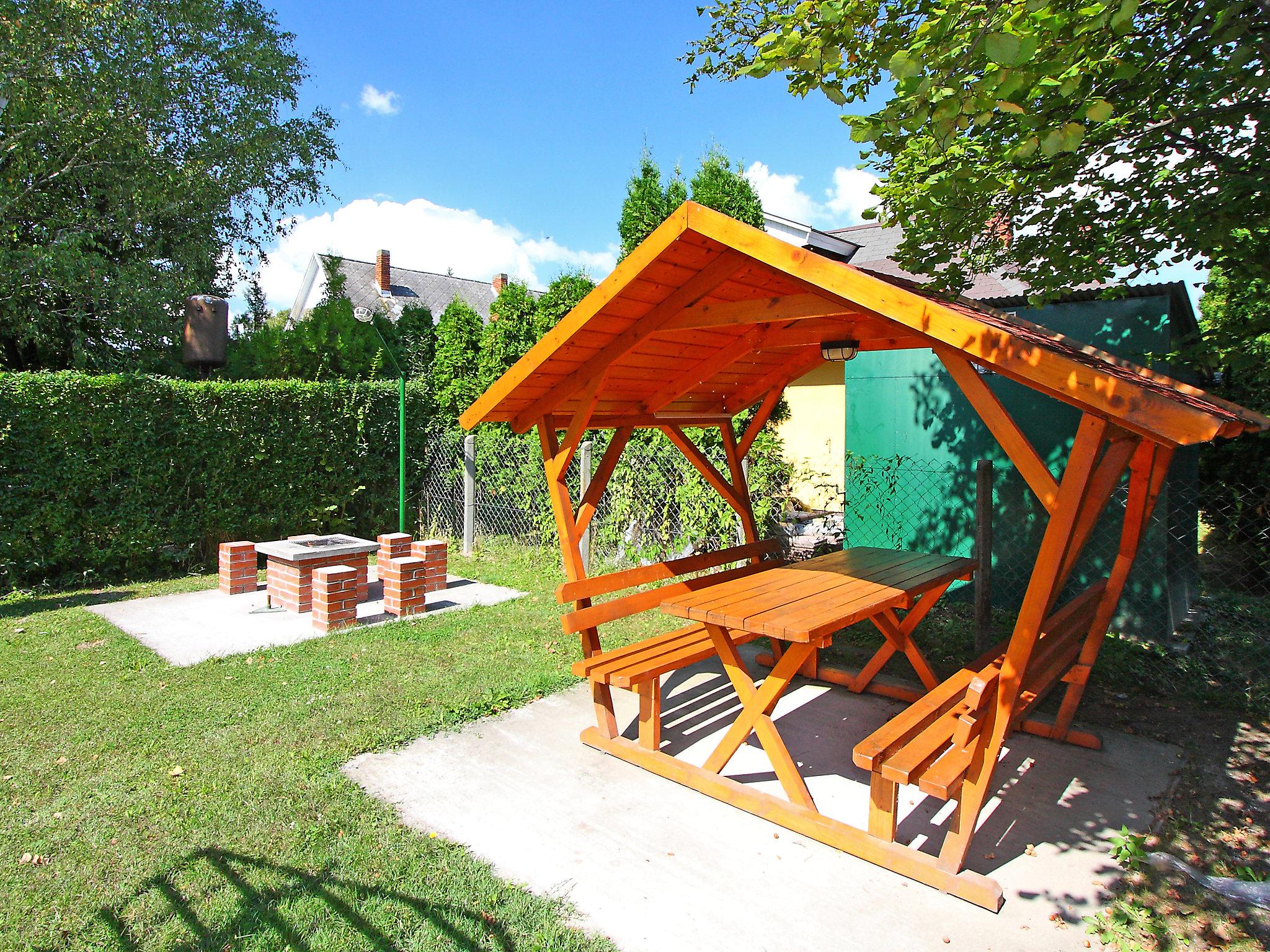 Foto 2 - Casa de 3 quartos em Balatonmáriafürdő com jardim e terraço